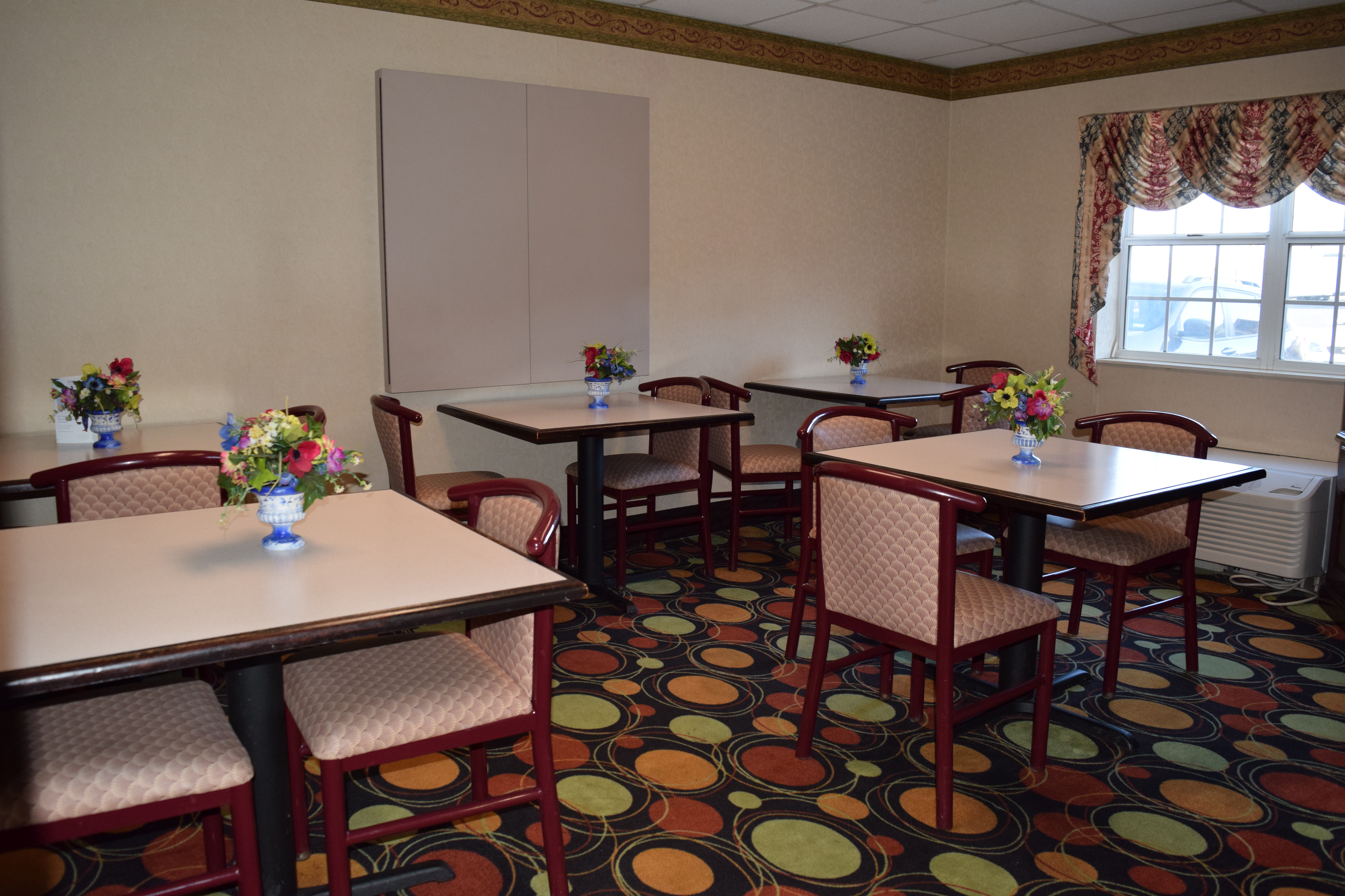 Microtel Inn & Suites by Wyndham Rock Hill/Charlotte Area restaurant breakfast area with seating in Rock Hill, South Carolina