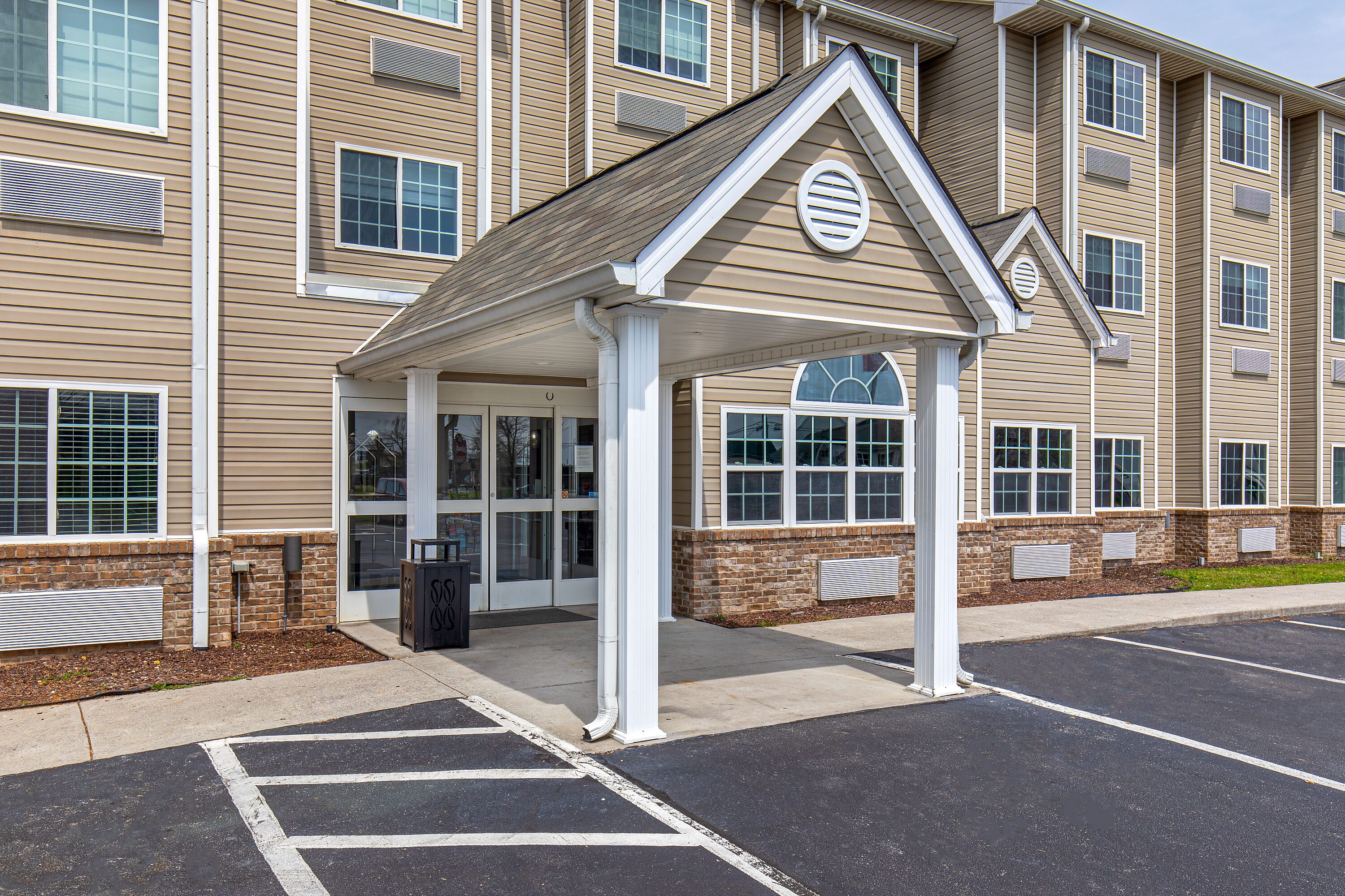 Exterior Day Image of Microtel Inn & Suites by Wyndham Manchester hotel in Manchester, Tennessee