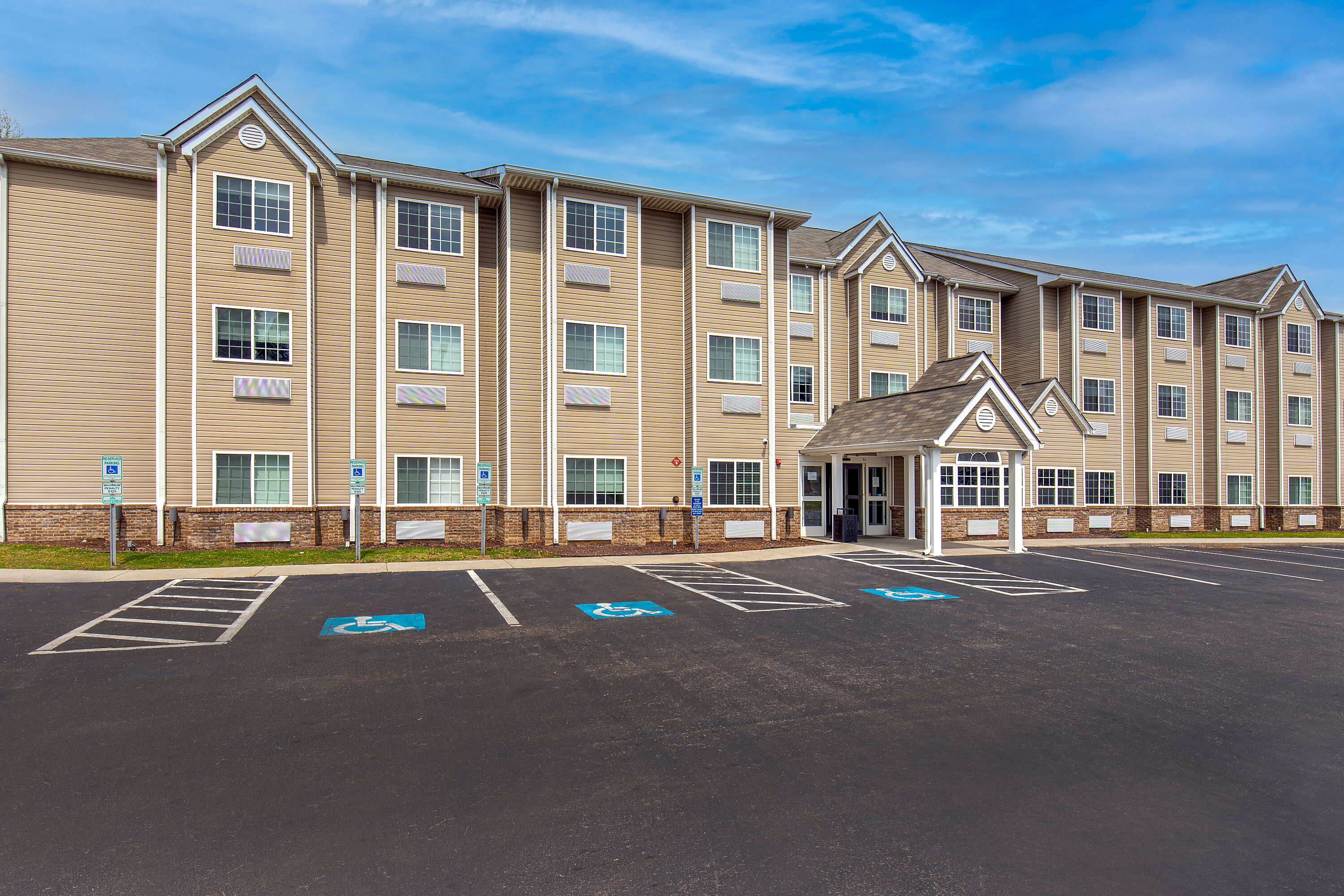 Exterior Day Image of Microtel Inn & Suites by Wyndham Manchester hotel in Manchester, Tennessee