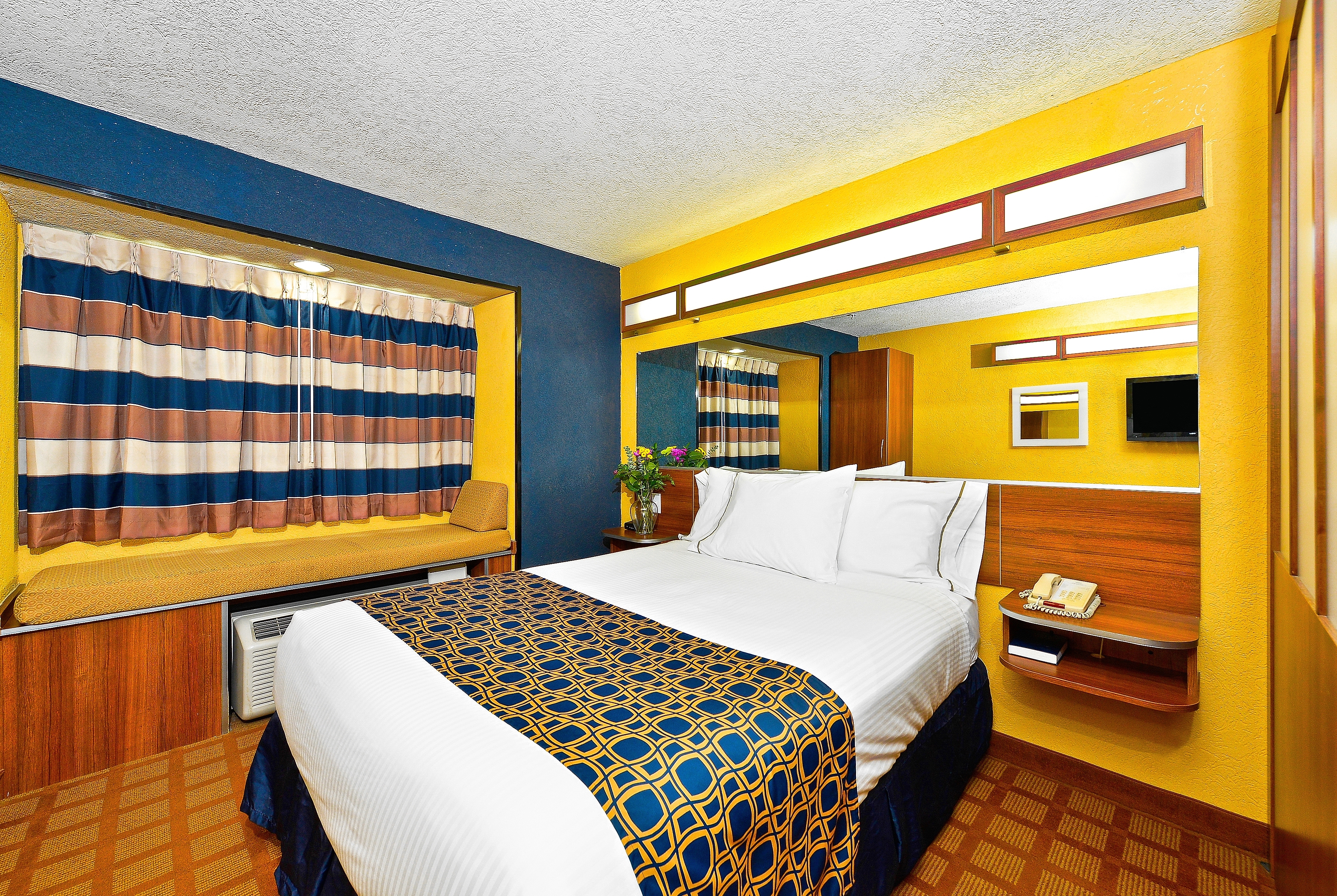 Queen bed guest room at the Microtel Inn & Suites by Wyndham New Braunfels in New Braunfels, Texas