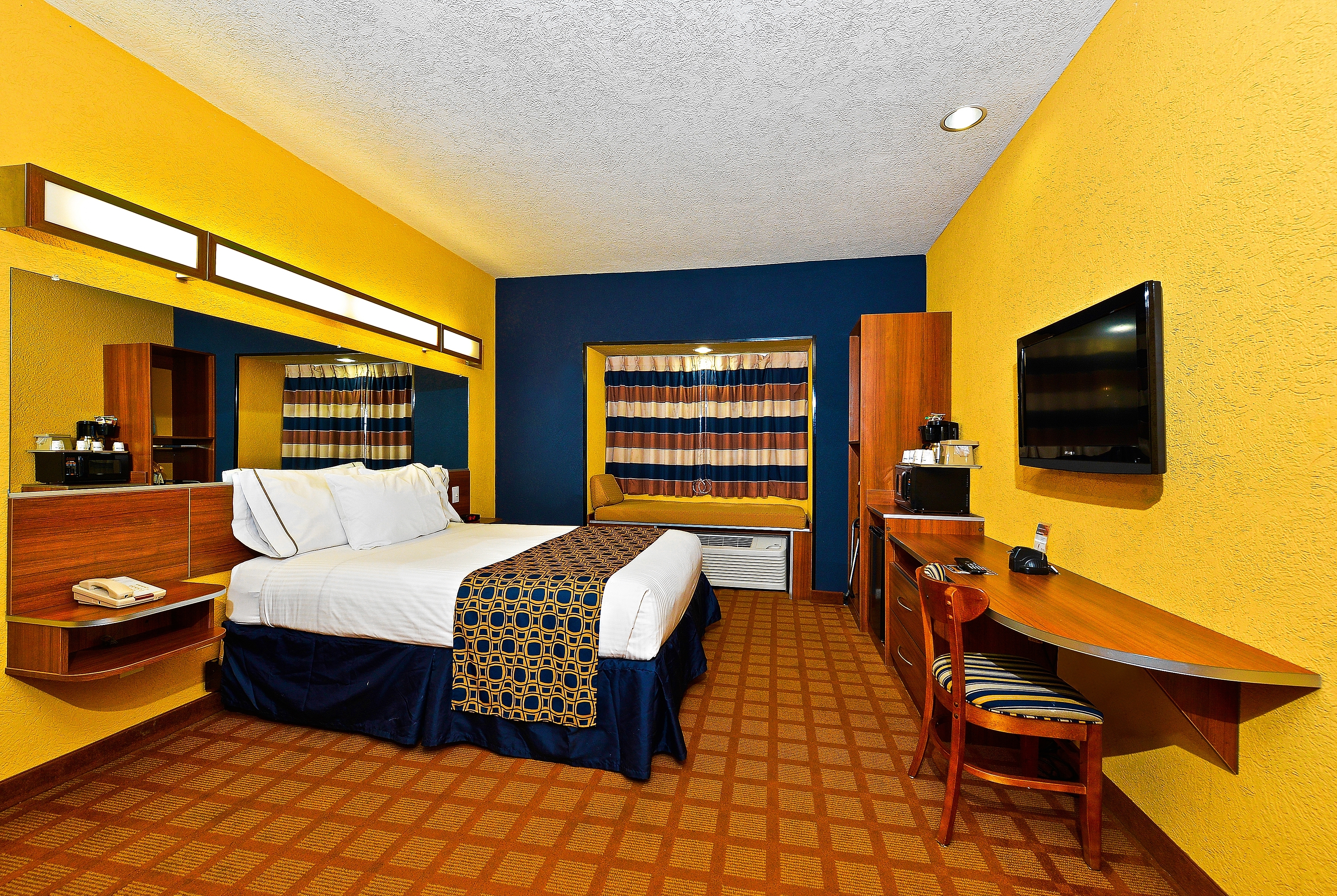 Queen bed guest room at the Microtel Inn & Suites by Wyndham New Braunfels in New Braunfels, Texas