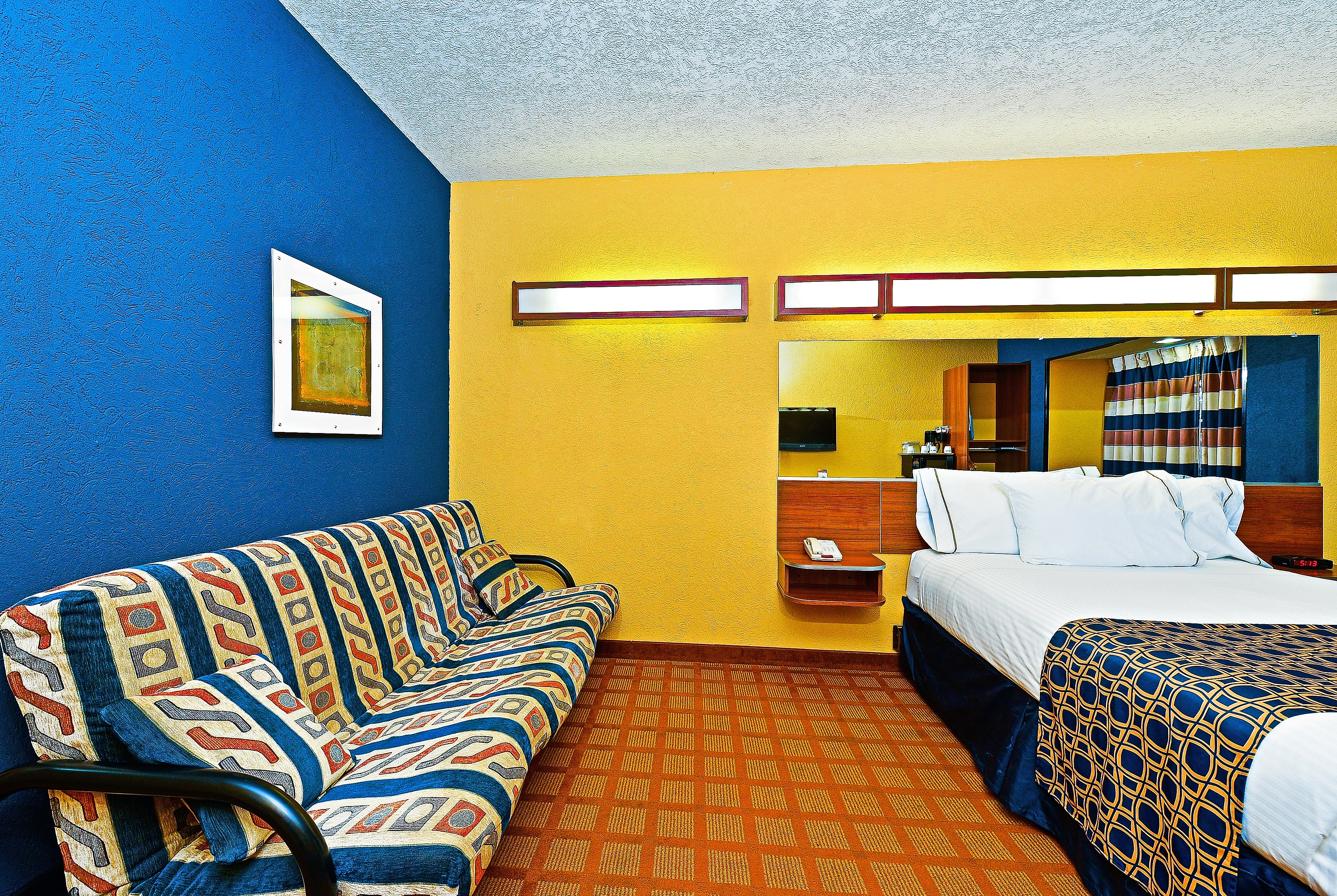 Queen bed guest room at the Microtel Inn & Suites by Wyndham New Braunfels in New Braunfels, Texas