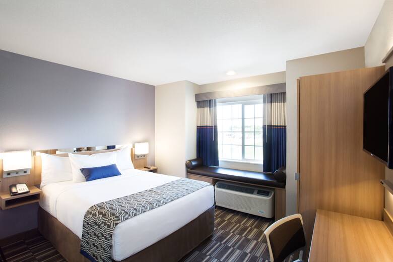 Guest room at the Microtel Inn & Suites by Wyndham Naples Vernal in Naples, Utah