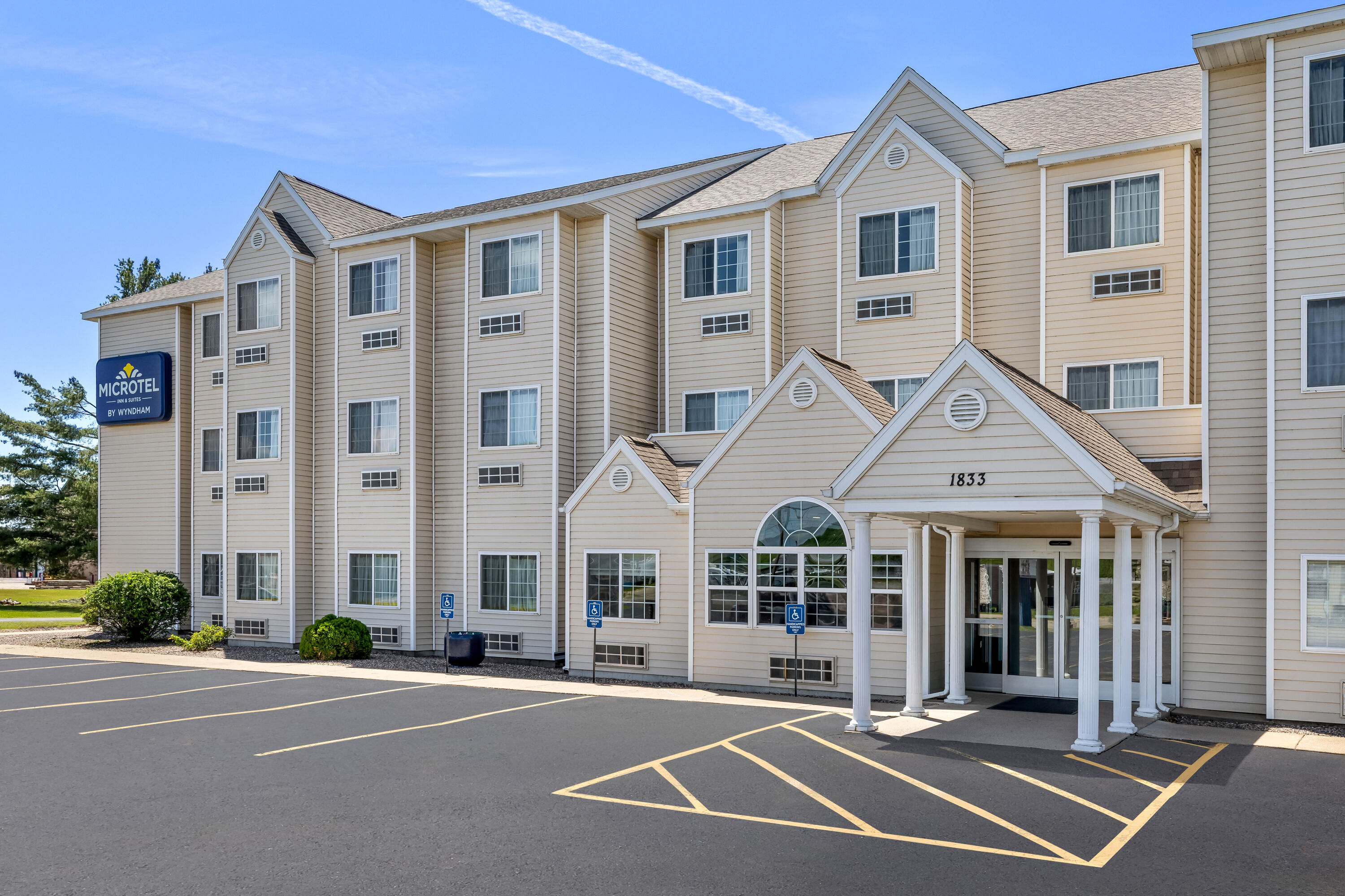 Exterior Day Image of Microtel Inn & Suites by Wyndham Prairie du Chien hotel in Prairie du Chien, Wisconsin
