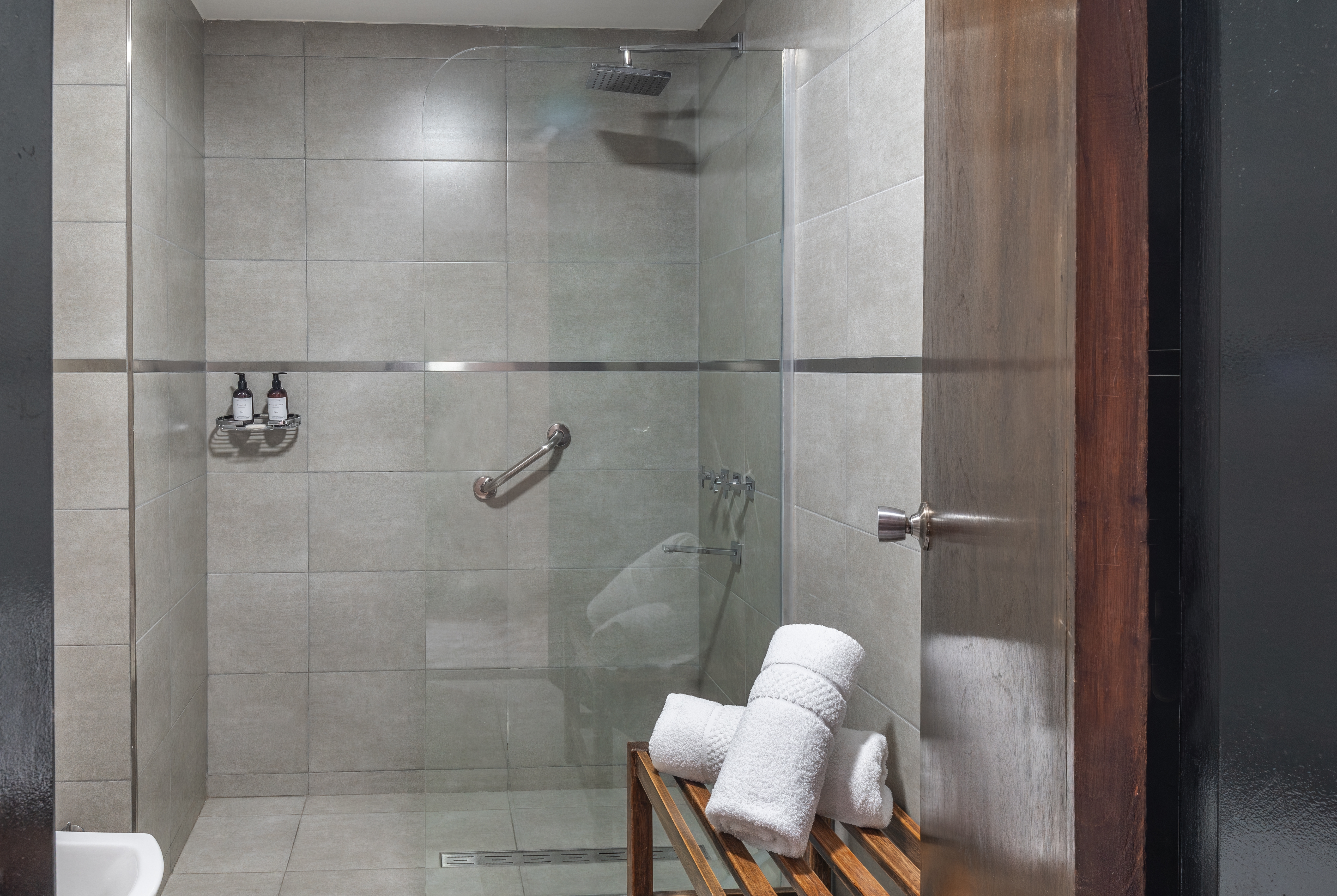 Guest room bath at the Ramada Plaza by Wyndham Tucuman in San Miguel de Tucuman, Other than US/Canada