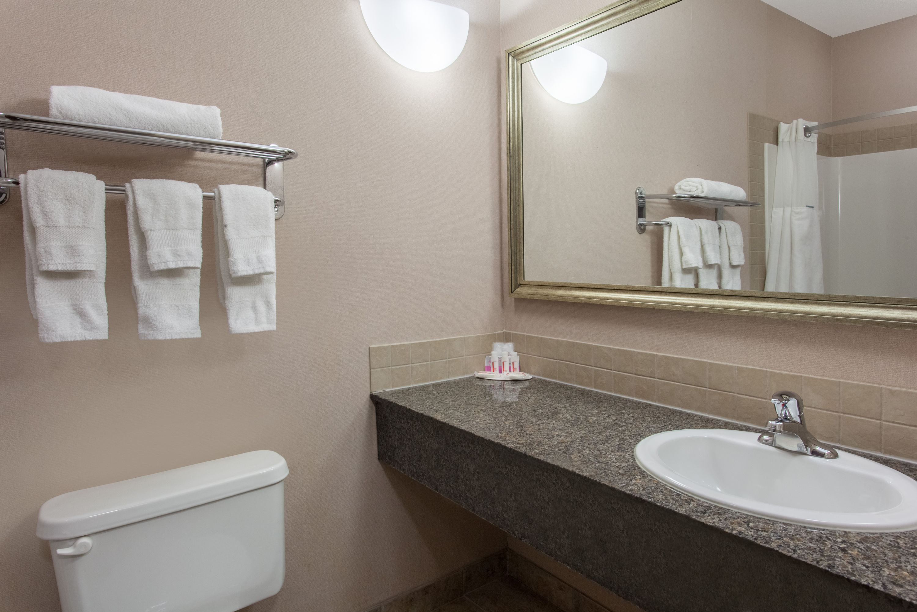 Guest room bath at the Ramada by Wyndham Brooks in Brooks, Alberta