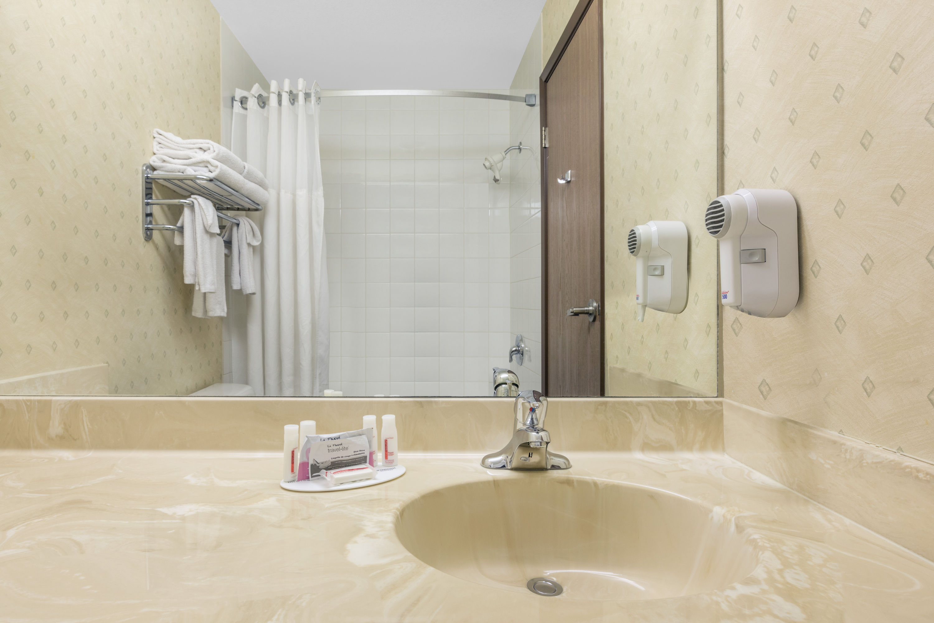 Guest room bath at the Ramada by Wyndham Clairmont/Grande Prairie in Clairmont, Alberta