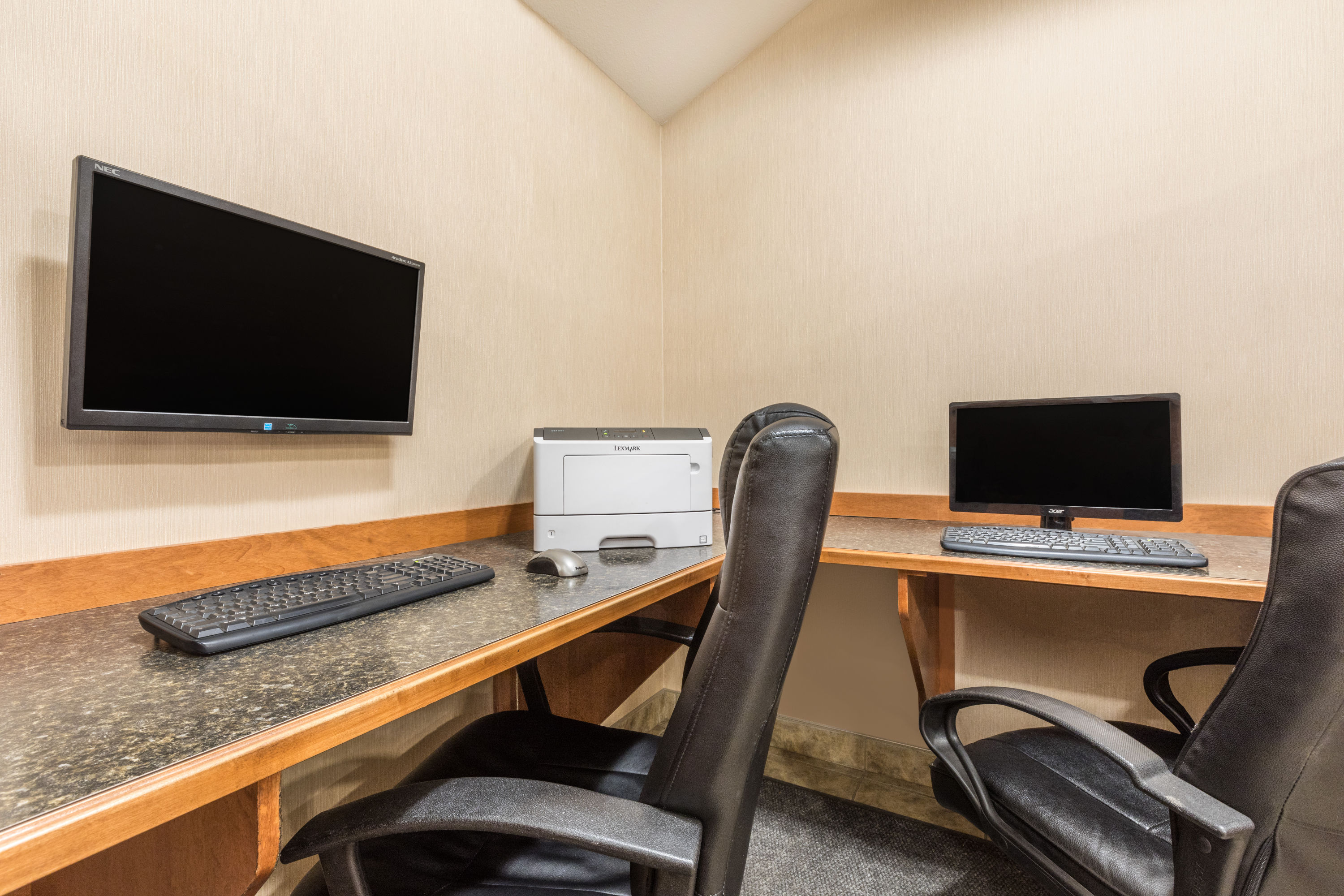 Ramada by Wyndham Clairmont/Grande Prairie business center in Clairmont, Alberta