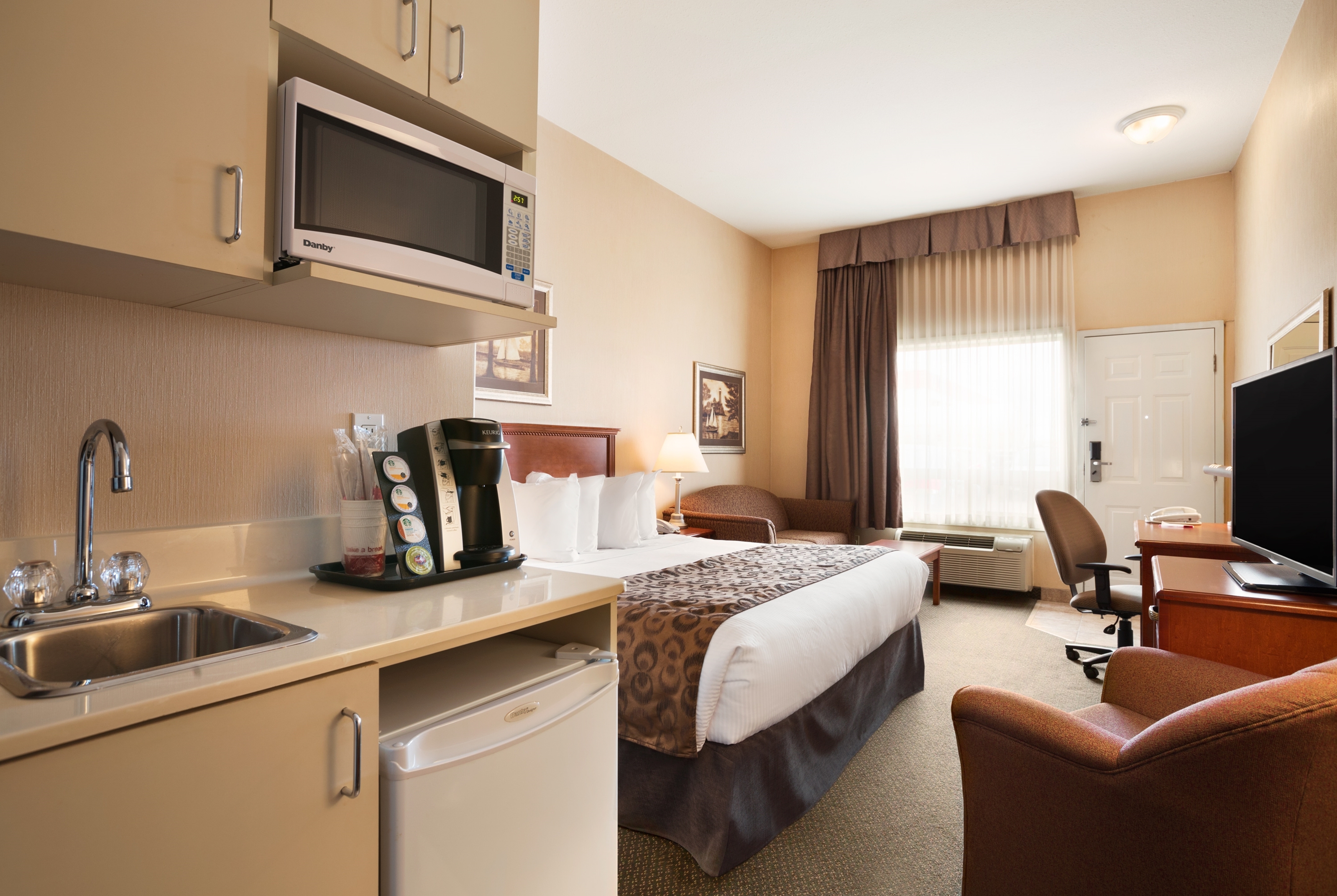 Guest room at the Ramada by Wyndham Clairmont/Grande Prairie in Clairmont, Alberta