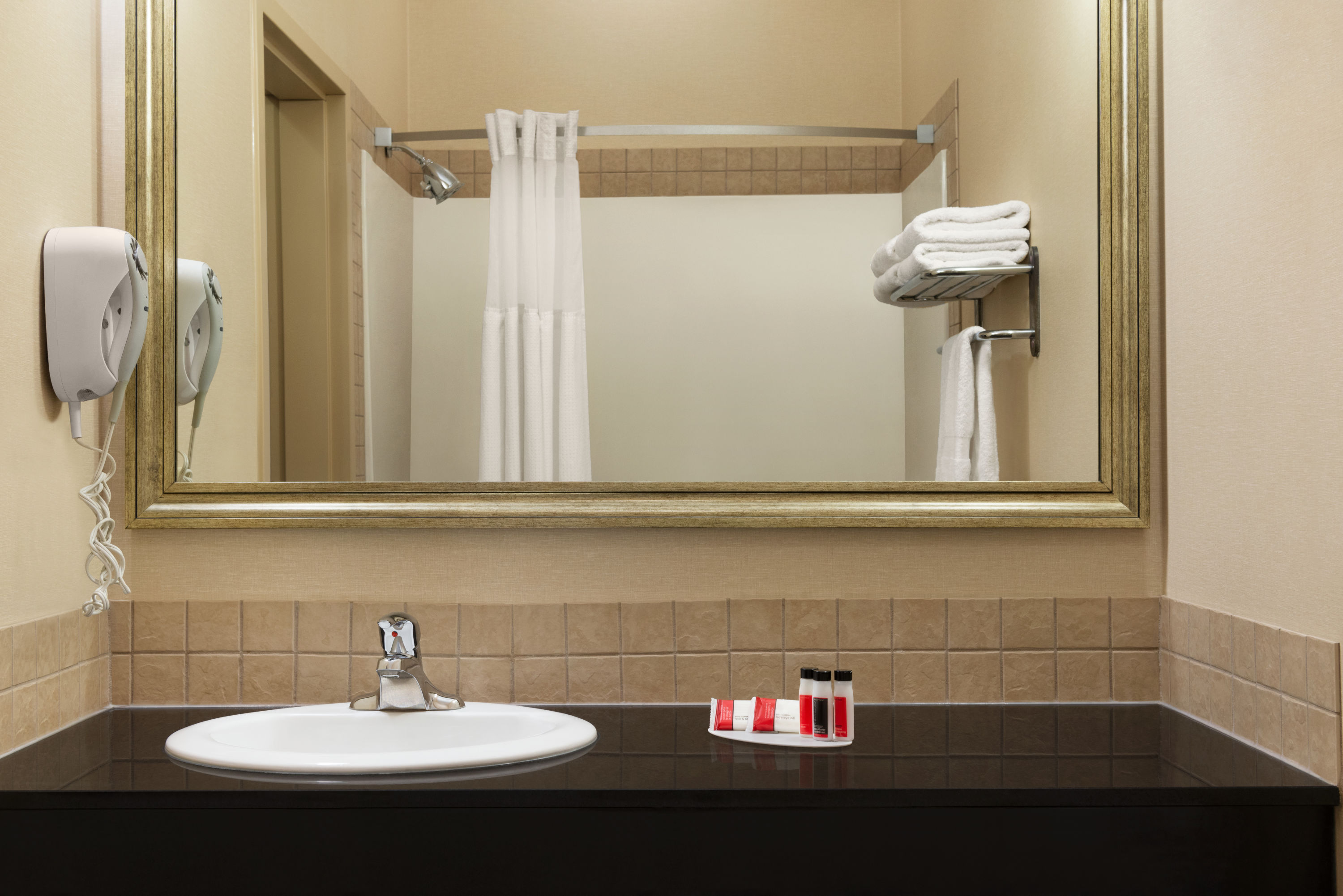 Guest room bath at the Ramada by Wyndham Drayton Valley in Drayton Valley, Alberta