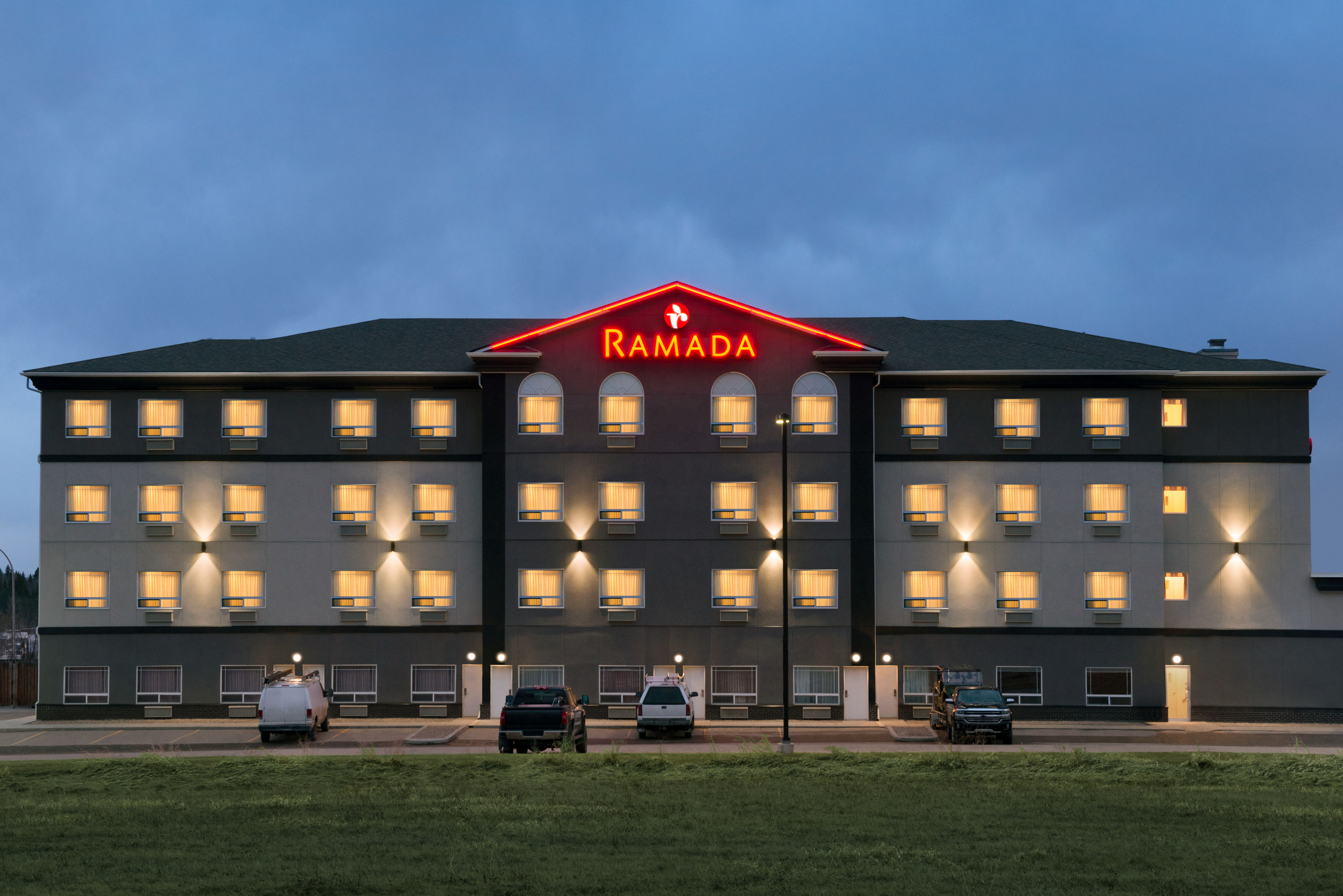 Exterior of Ramada by Wyndham Drayton Valley hotel in Drayton Valley, Alberta