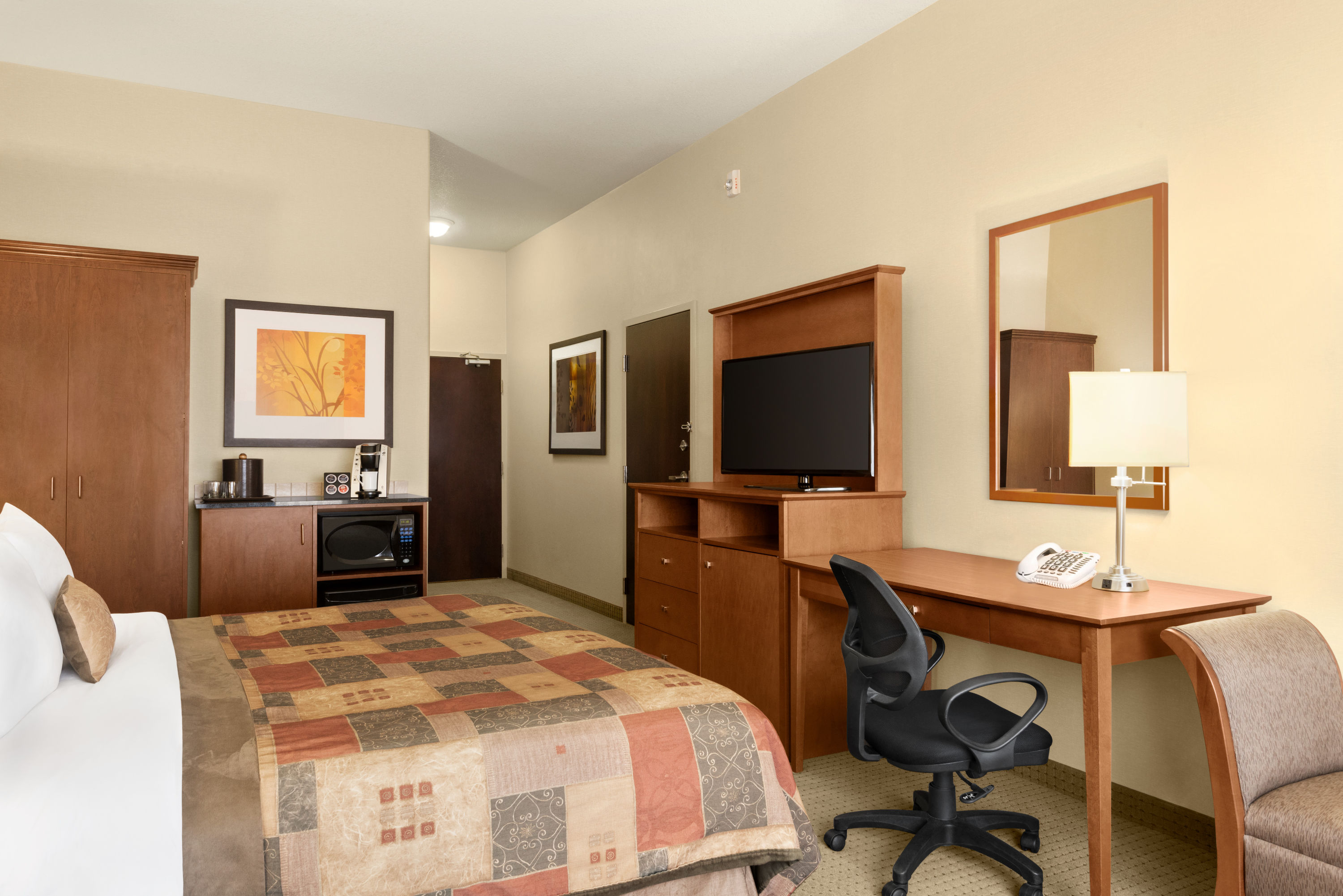 Guest room at the Ramada by Wyndham Drayton Valley in Drayton Valley, Alberta