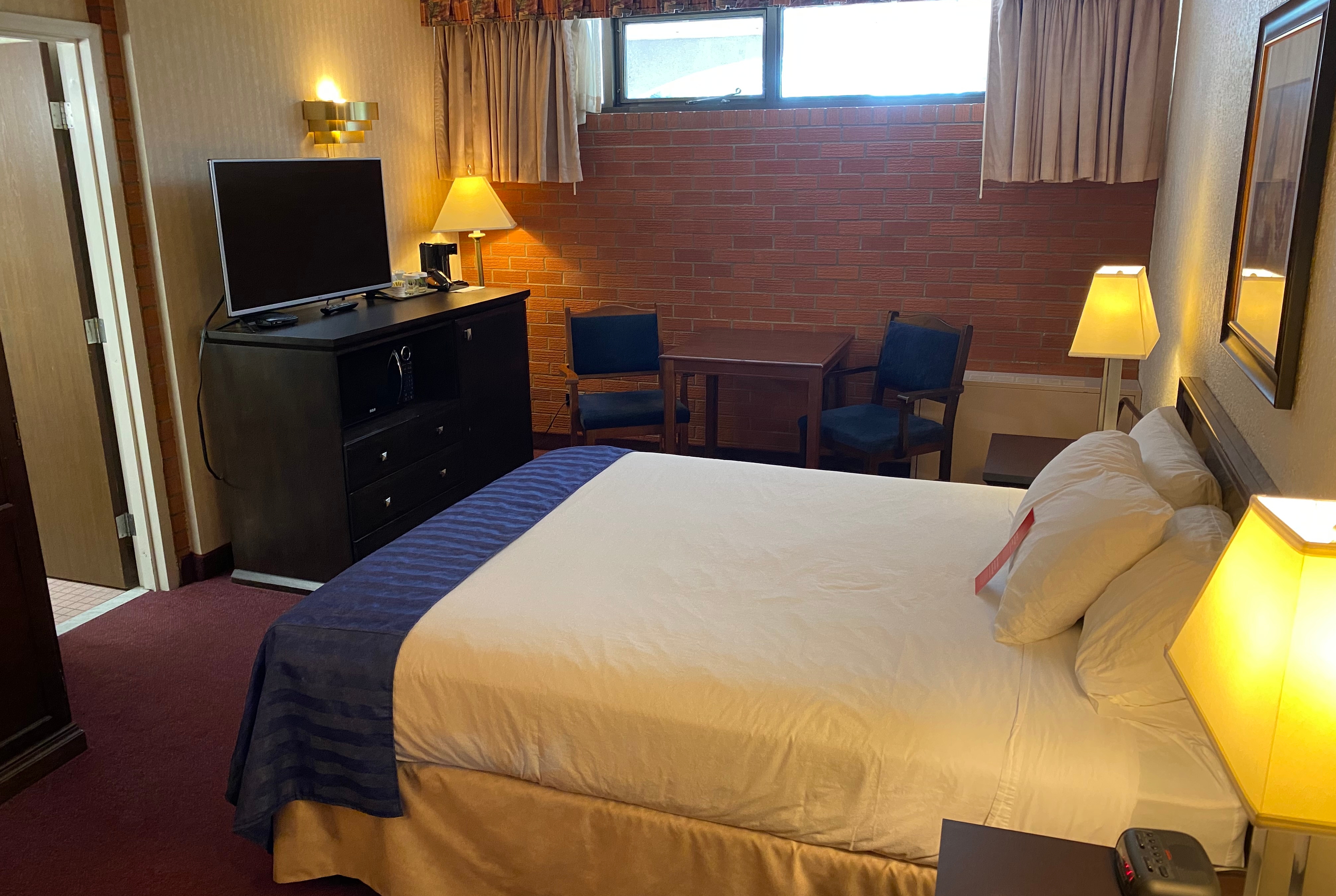 Guest room at the Ramada by Wyndham Lethbridge in Lethbridge, Alberta