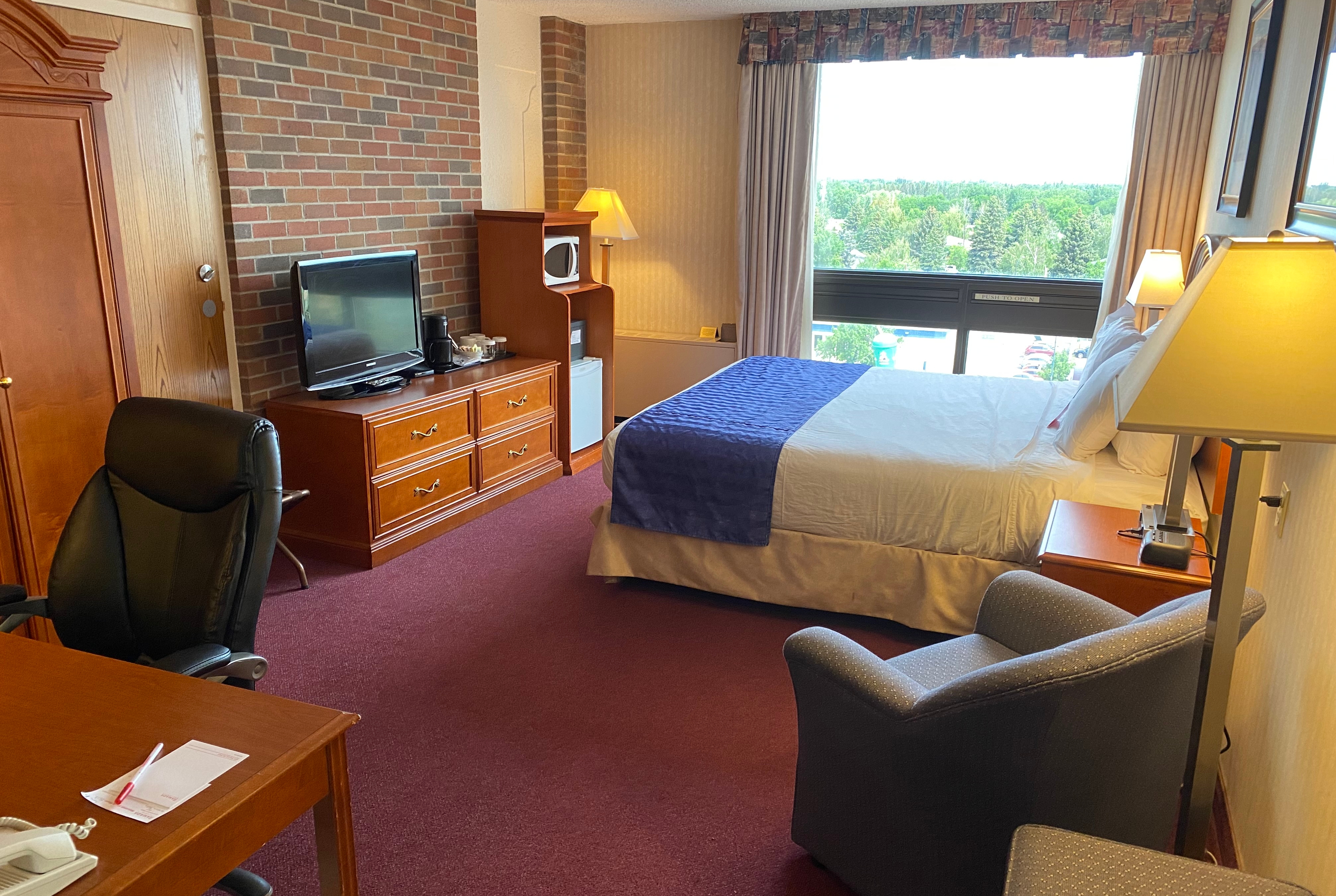 Guest room at the Ramada by Wyndham Lethbridge in Lethbridge, Alberta