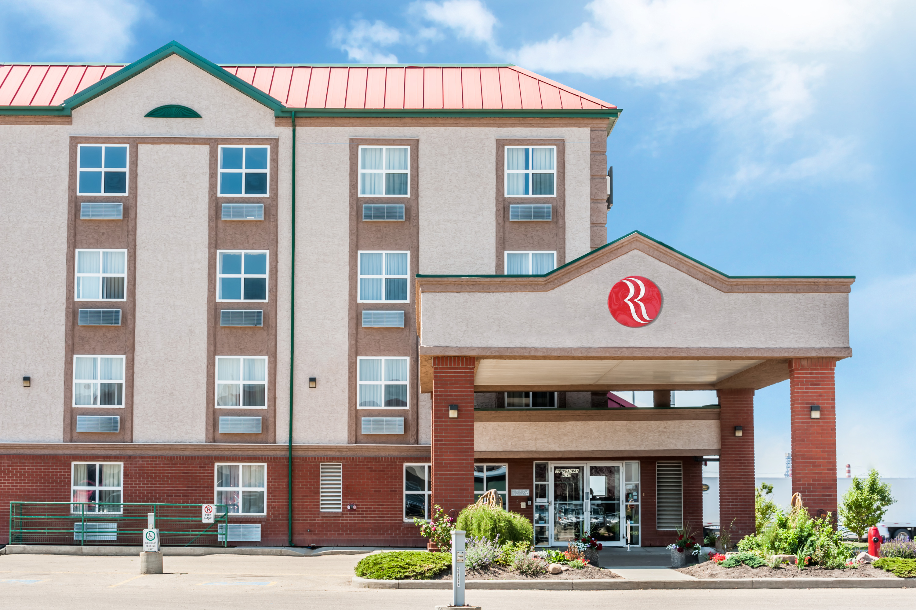 Exterior of Ramada by Wyndham Sherwood Park hotel in Sherwood Park, Alberta