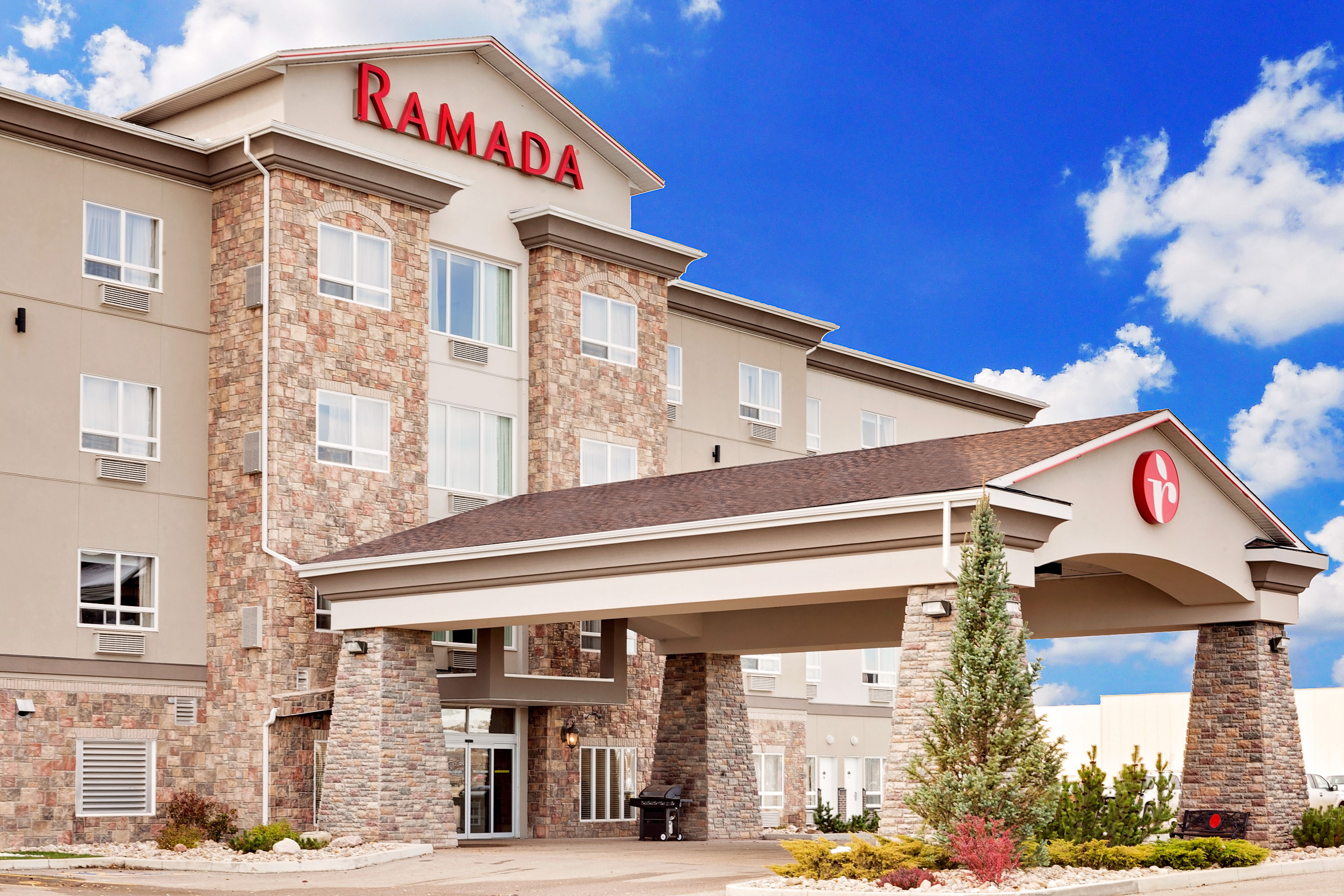 Exterior Day Image of Ramada by Wyndham Stettler hotel in Stettler, Alberta