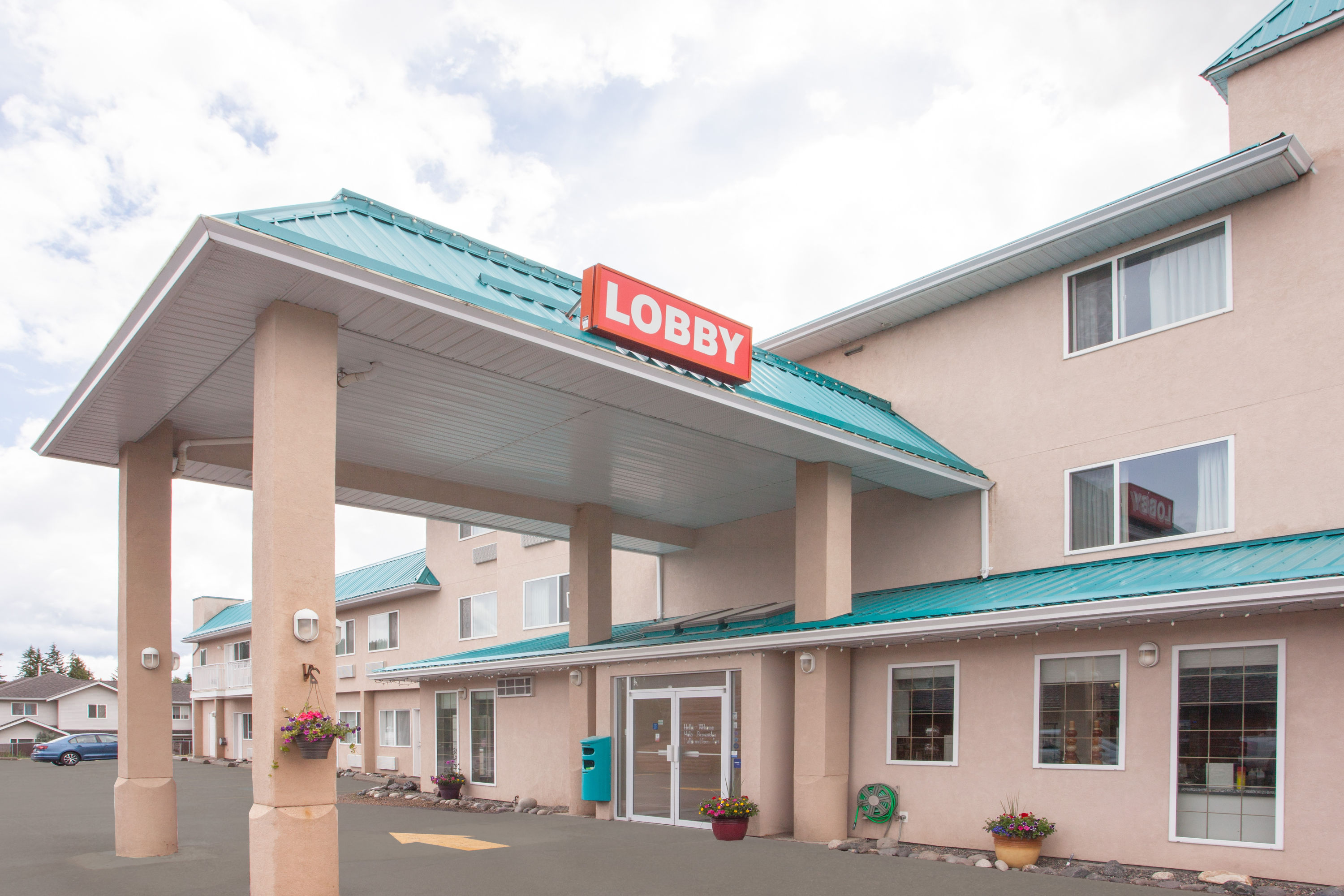 Ramada by Wyndham 100 Mile House 100 Mile House, BC Hotels