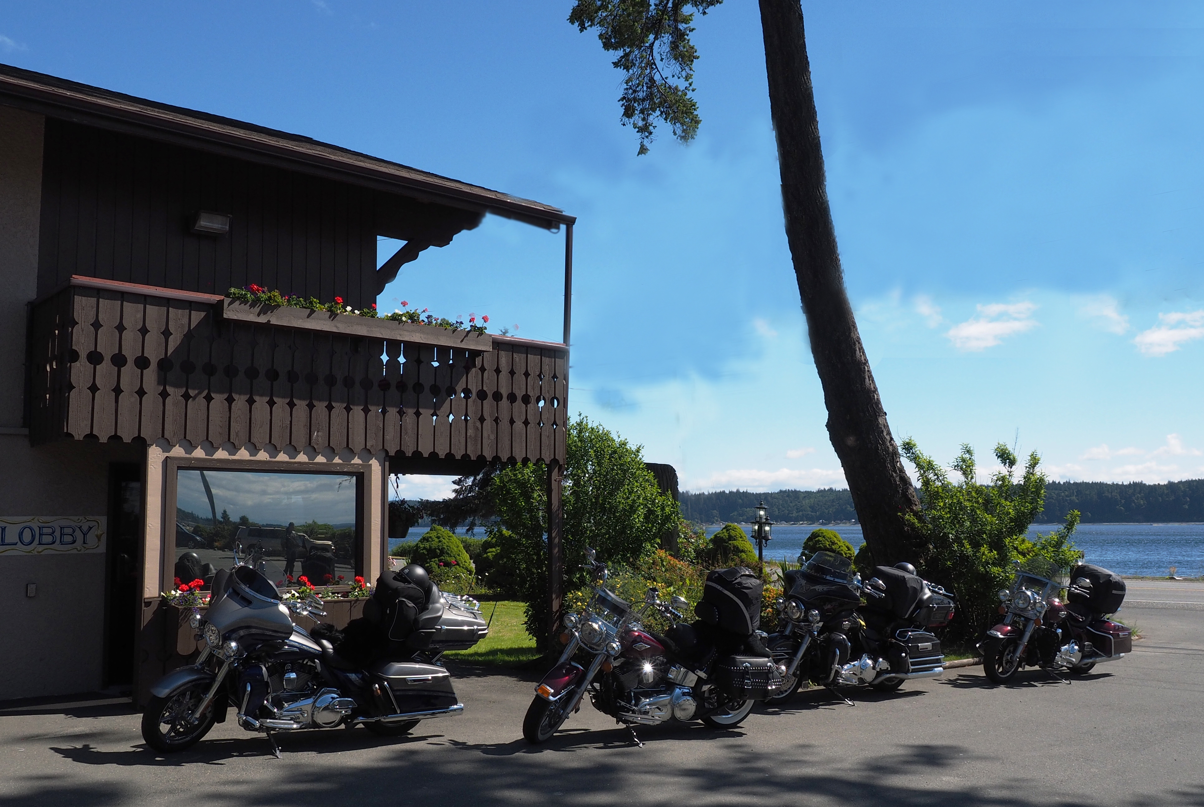 Exterior of Ramada by Wyndham Campbell River hotel in Campbell River, British Columbia