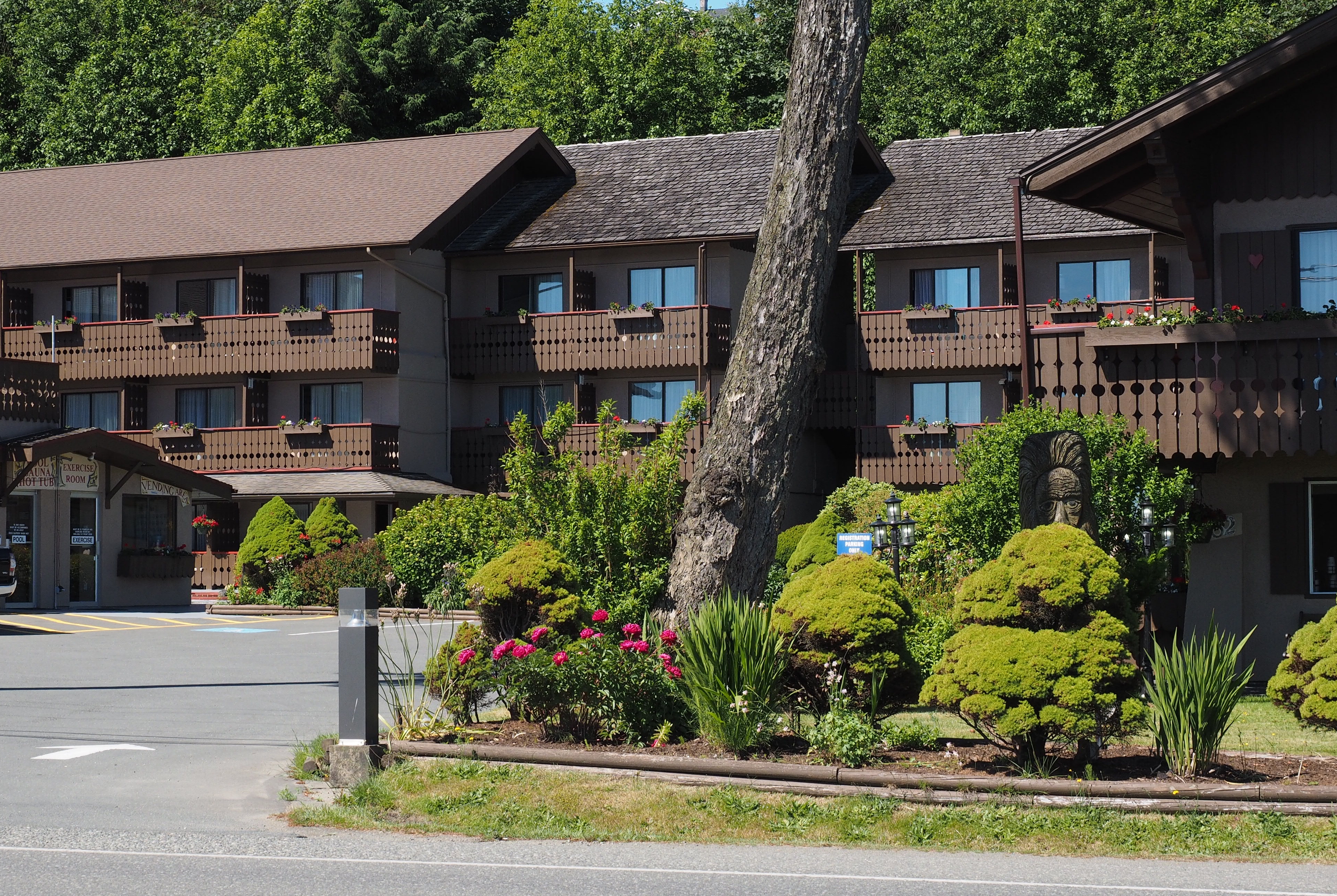 Exterior of Ramada by Wyndham Campbell River hotel in Campbell River, British Columbia