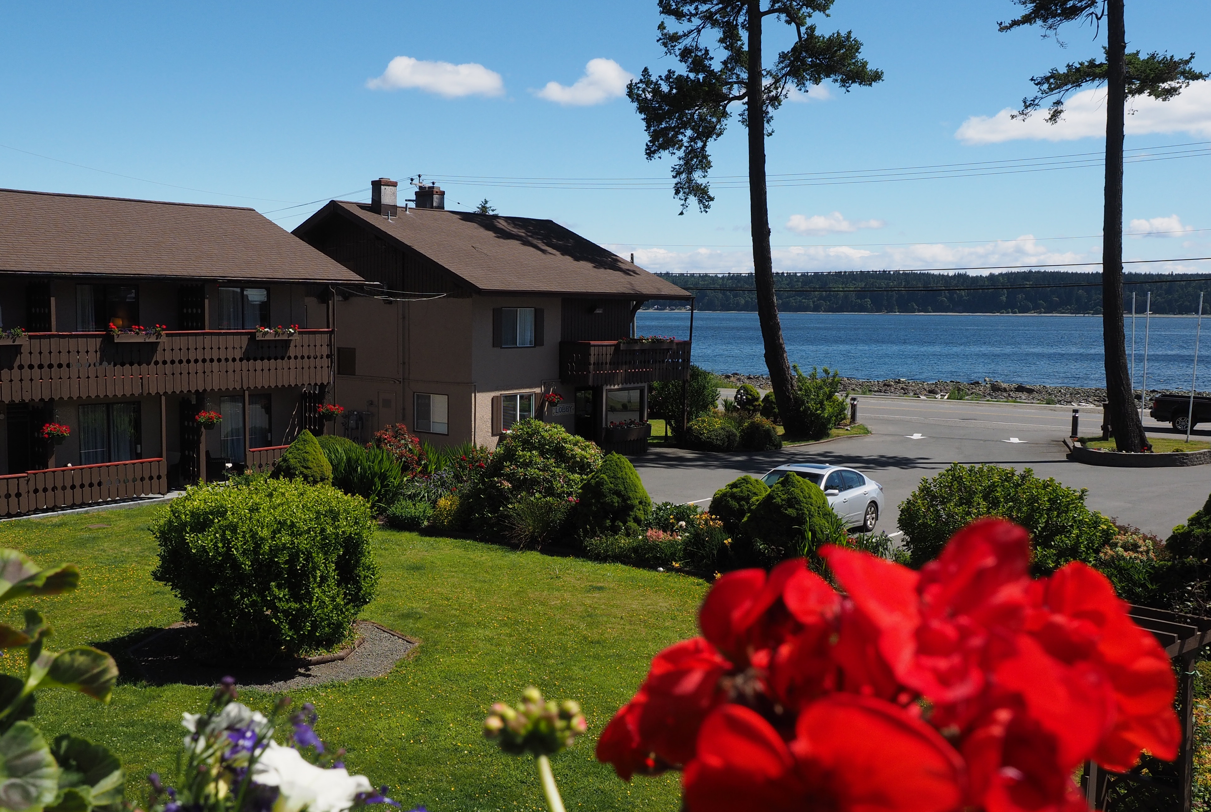 Exterior of Ramada by Wyndham Campbell River hotel in Campbell River, British Columbia