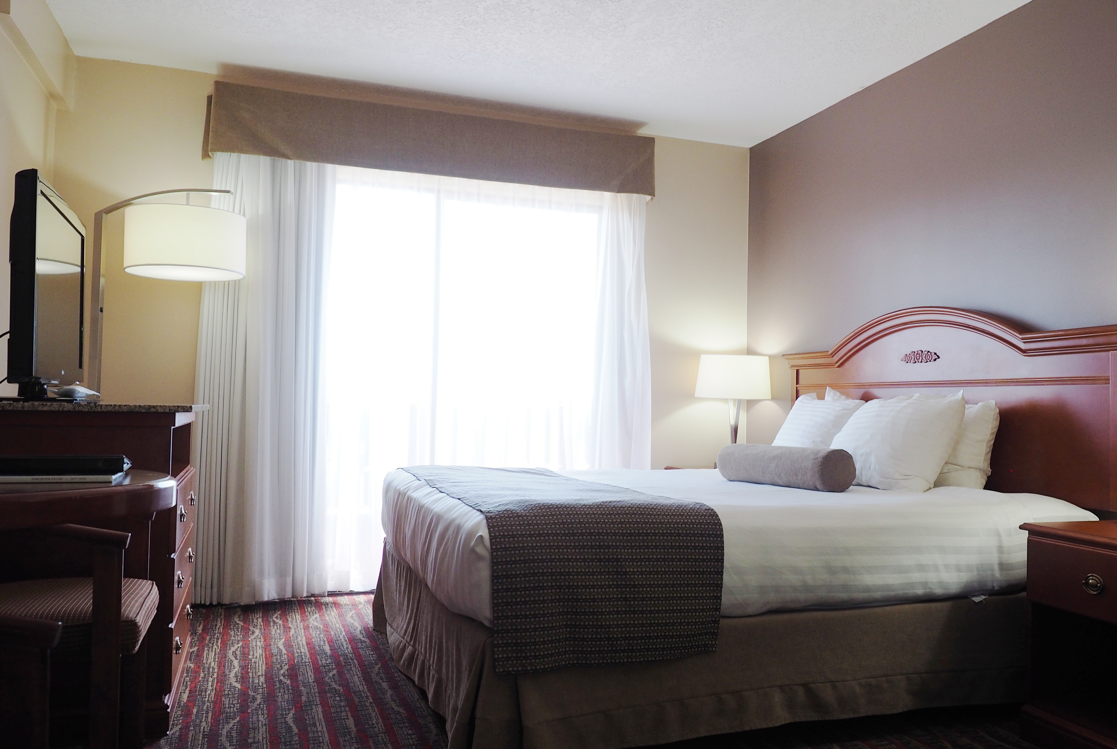 Guest room at the Ramada by Wyndham Campbell River in Campbell River, British Columbia