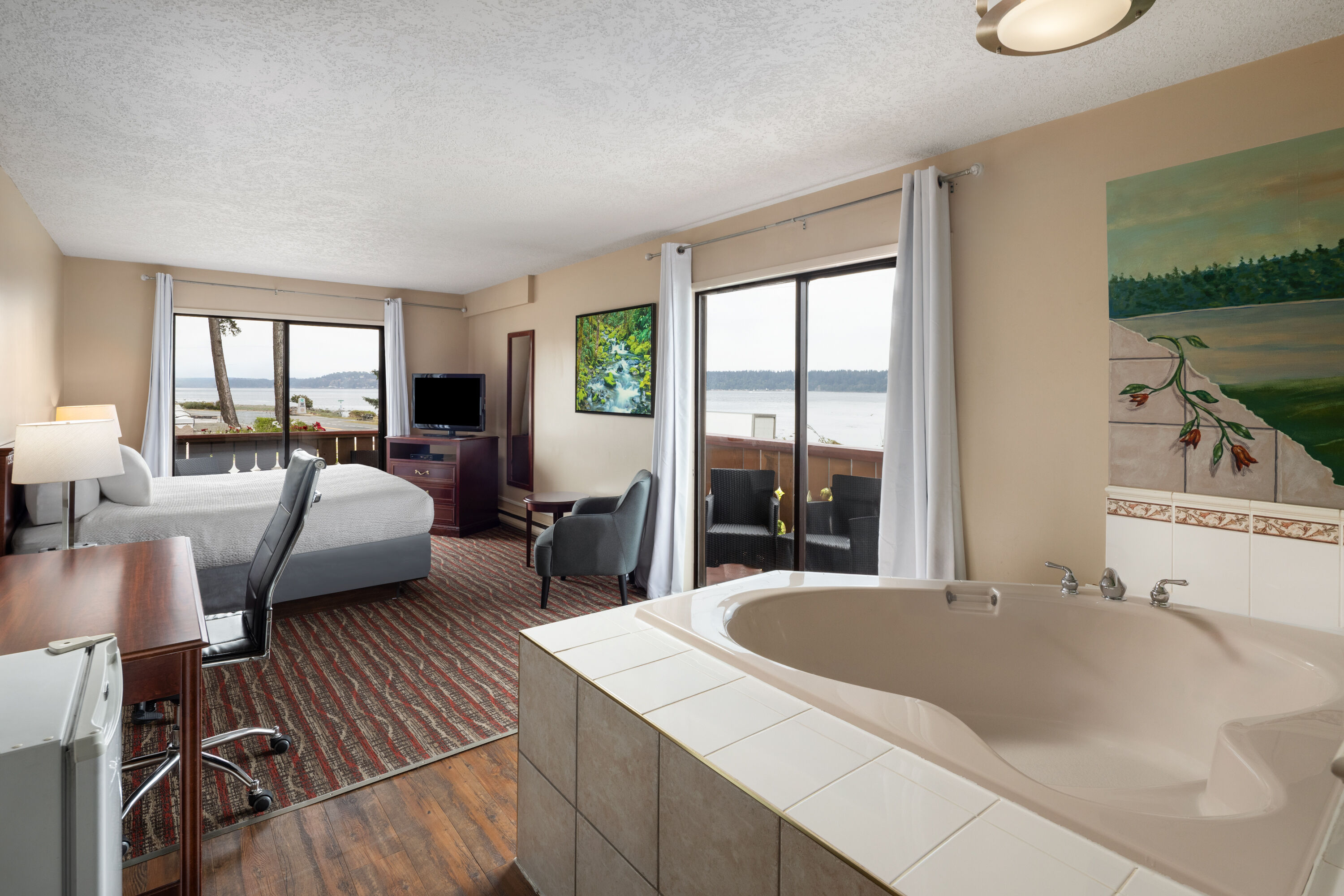 Ramada by Wyndham Campbell River hot tub suite in Campbell River, British Columbia
