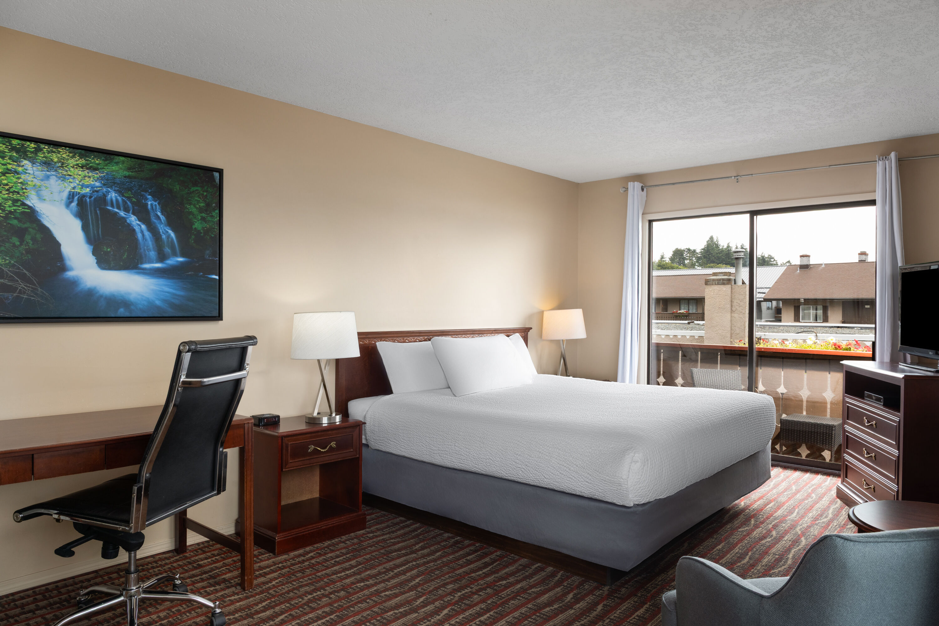 Ramada by Wyndham Campbell River hot tub suite in Campbell River, British Columbia
