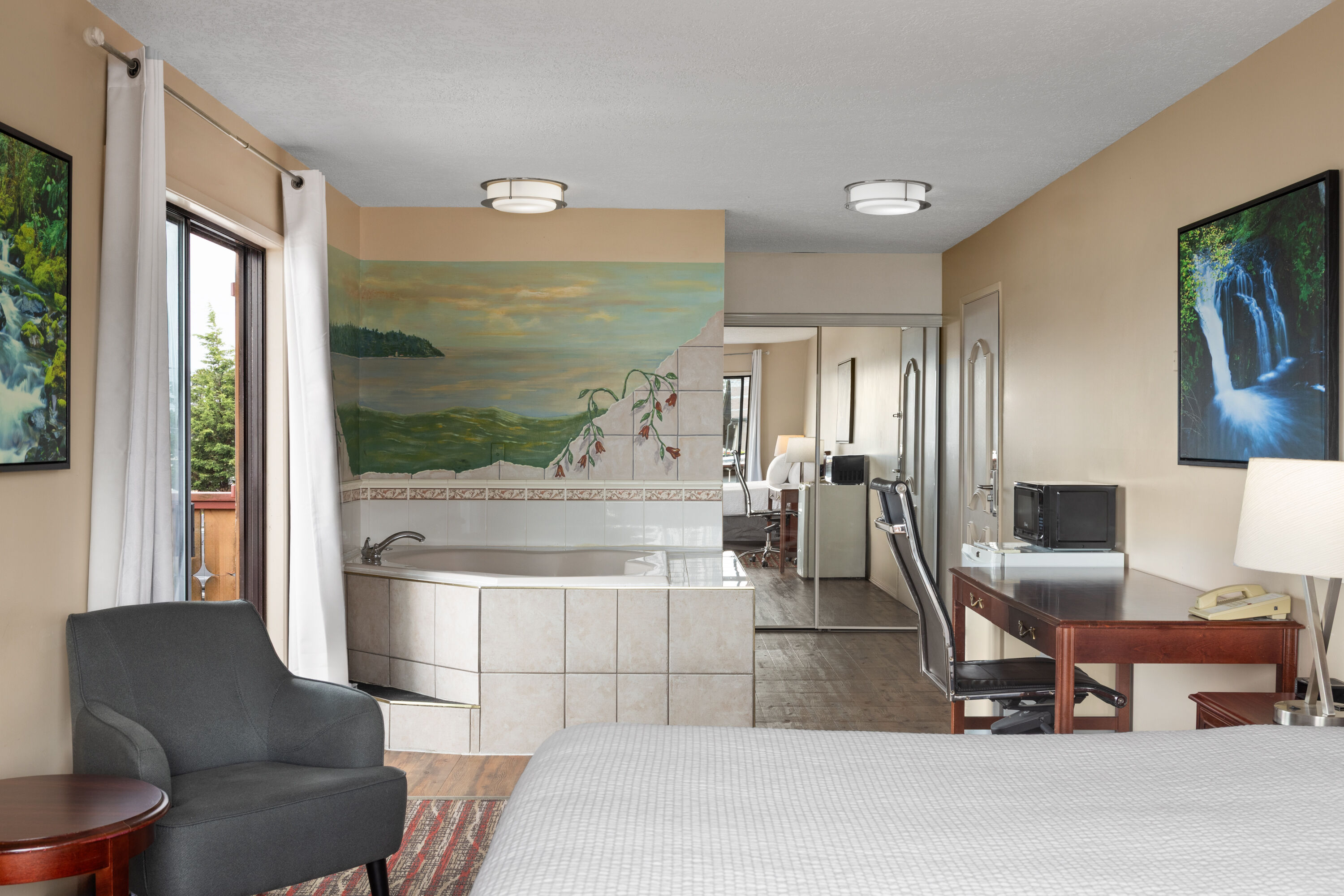 Ramada by Wyndham Campbell River hot tub suite in Campbell River, British Columbia