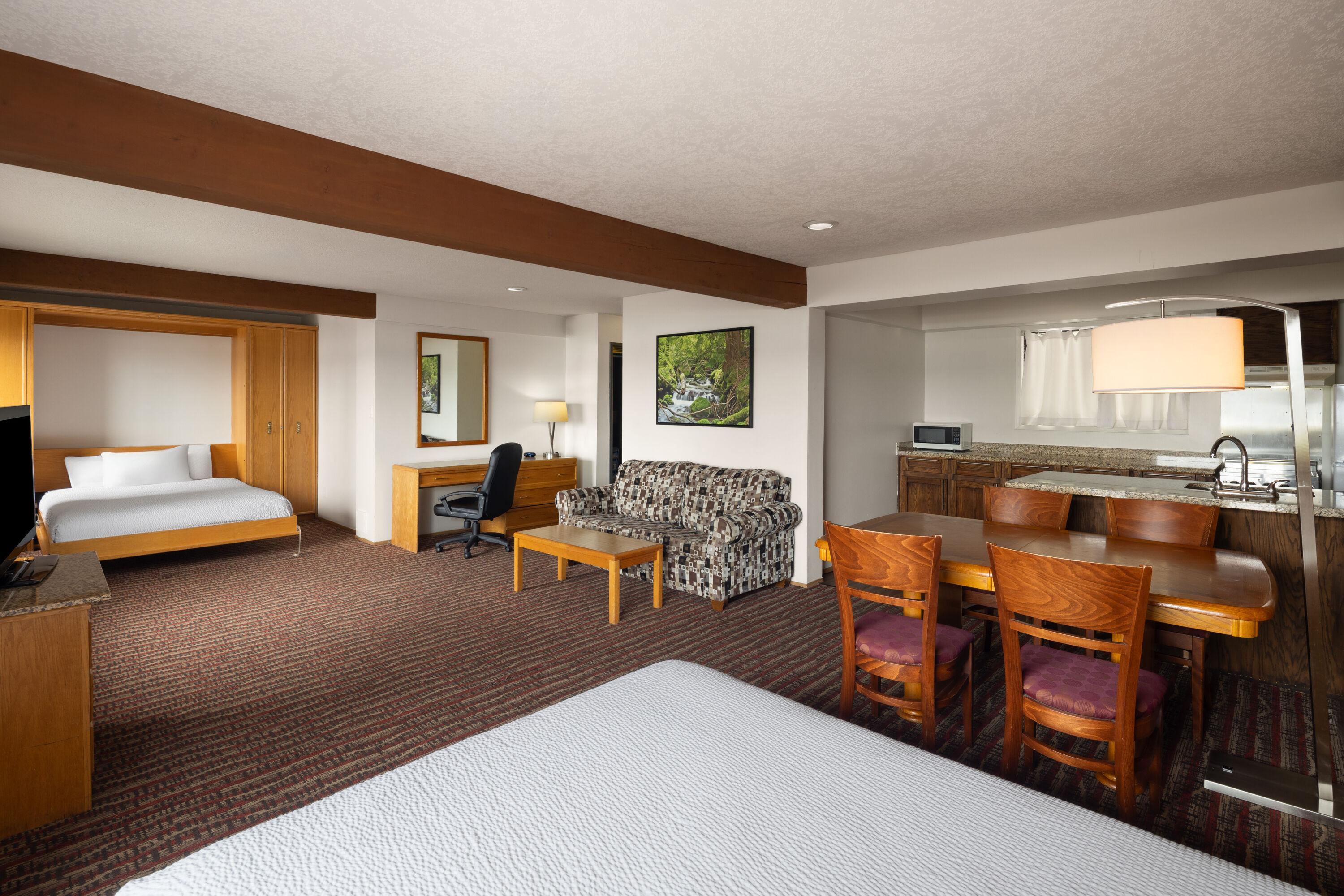 Ramada by Wyndham Campbell River suite in Campbell River, British Columbia