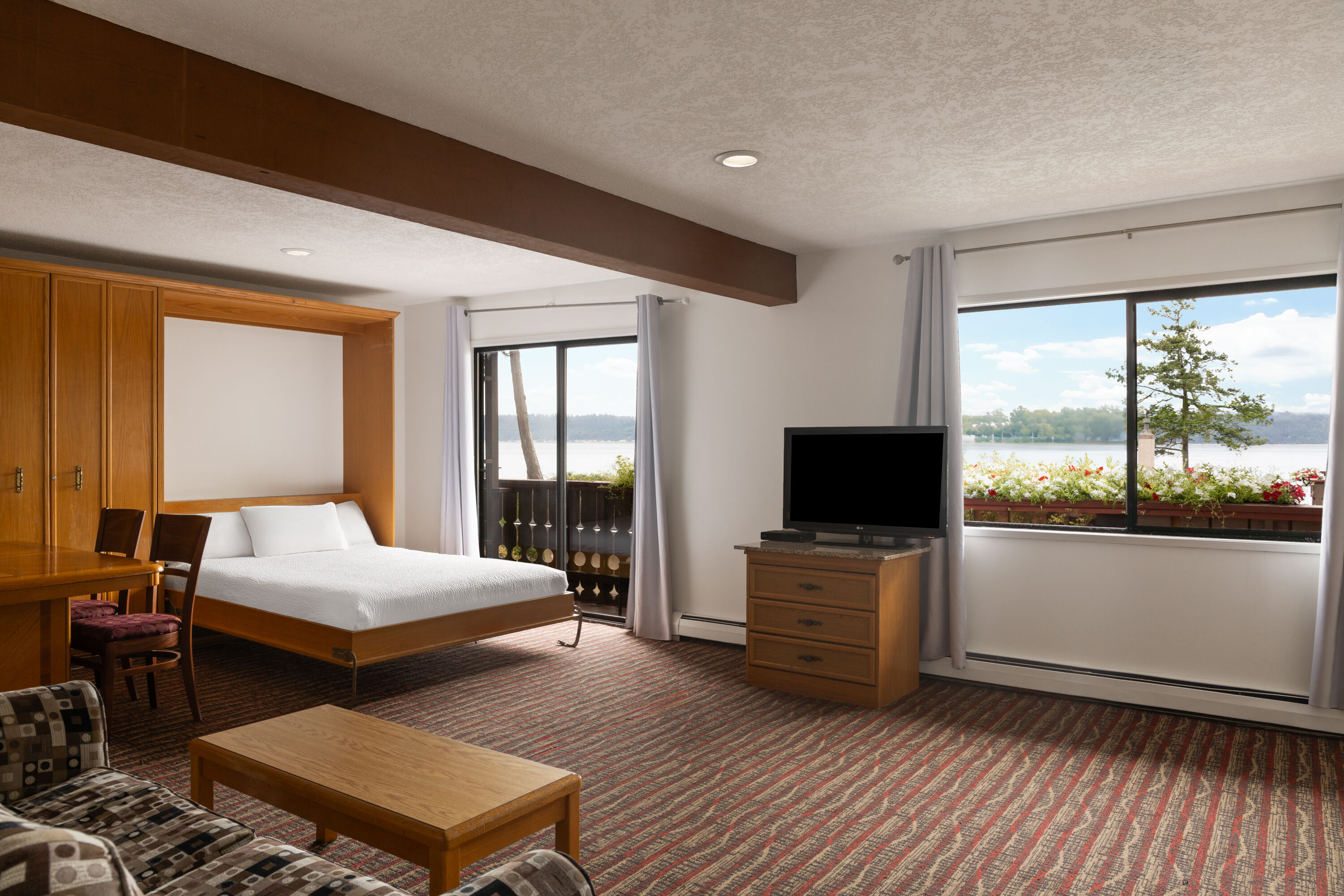 Ramada by Wyndham Campbell River suite in Campbell River, British Columbia