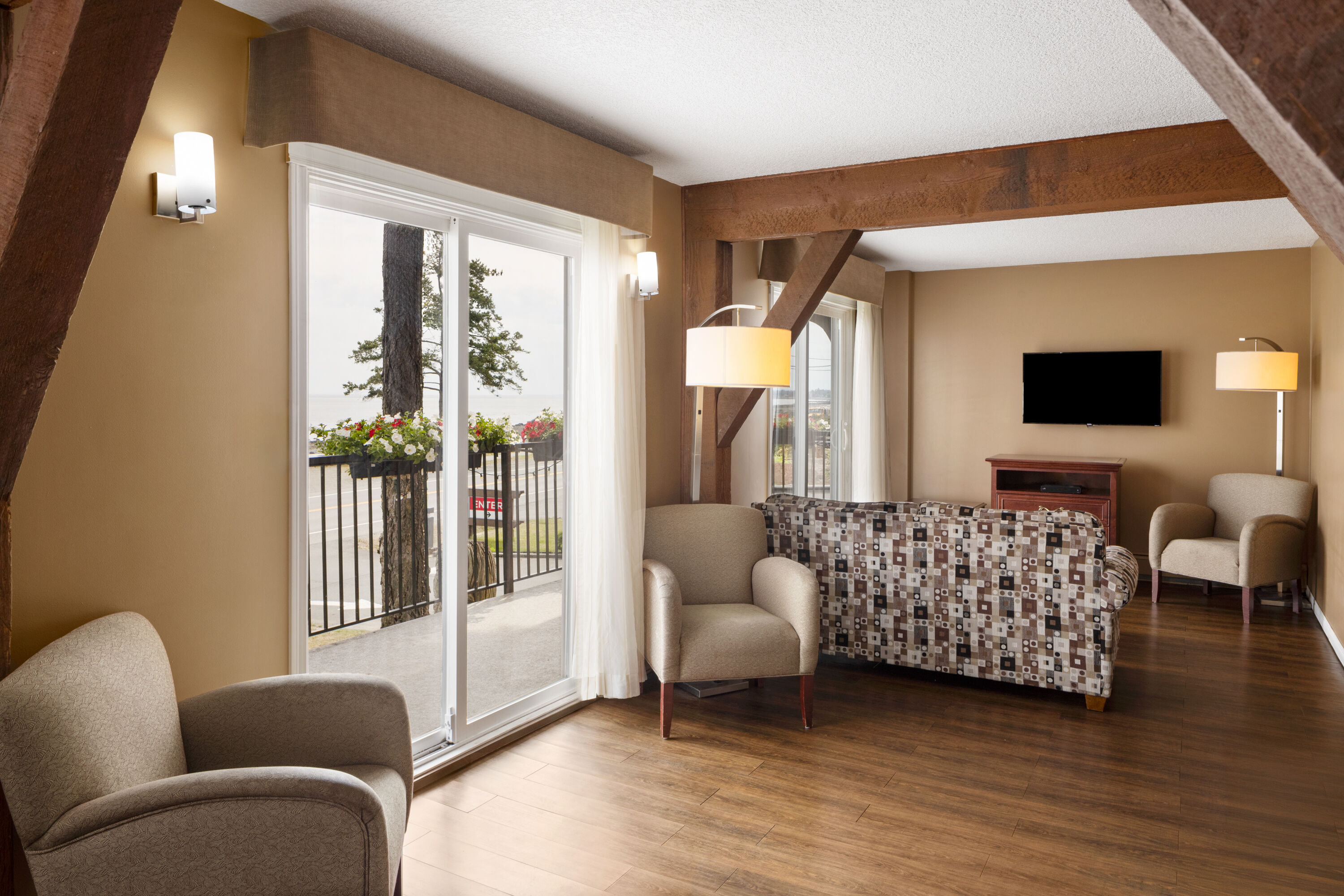 Ramada by Wyndham Campbell River suite in Campbell River, British Columbia
