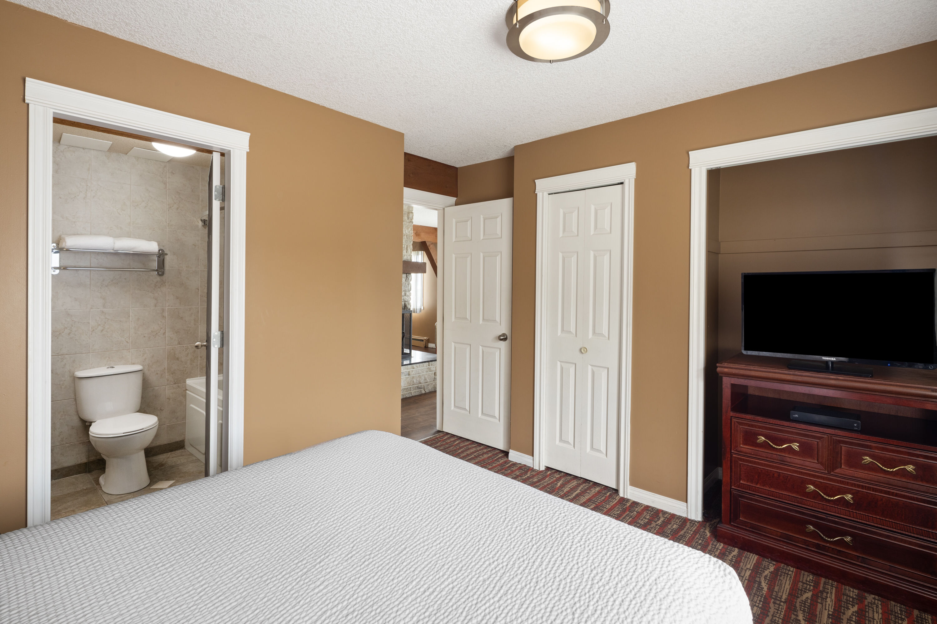 Ramada by Wyndham Campbell River suite in Campbell River, British Columbia