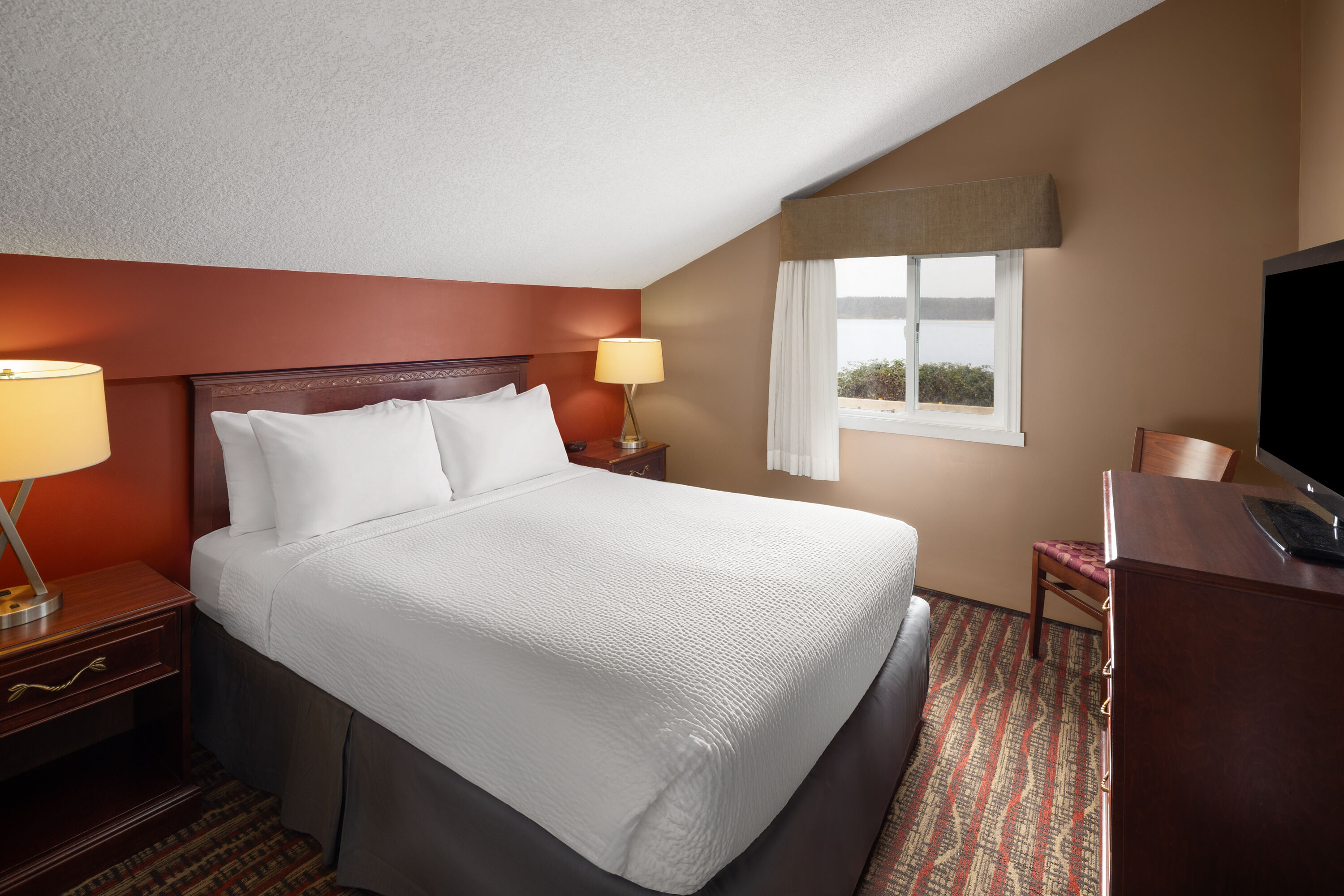Ramada by Wyndham Campbell River suite in Campbell River, British Columbia
