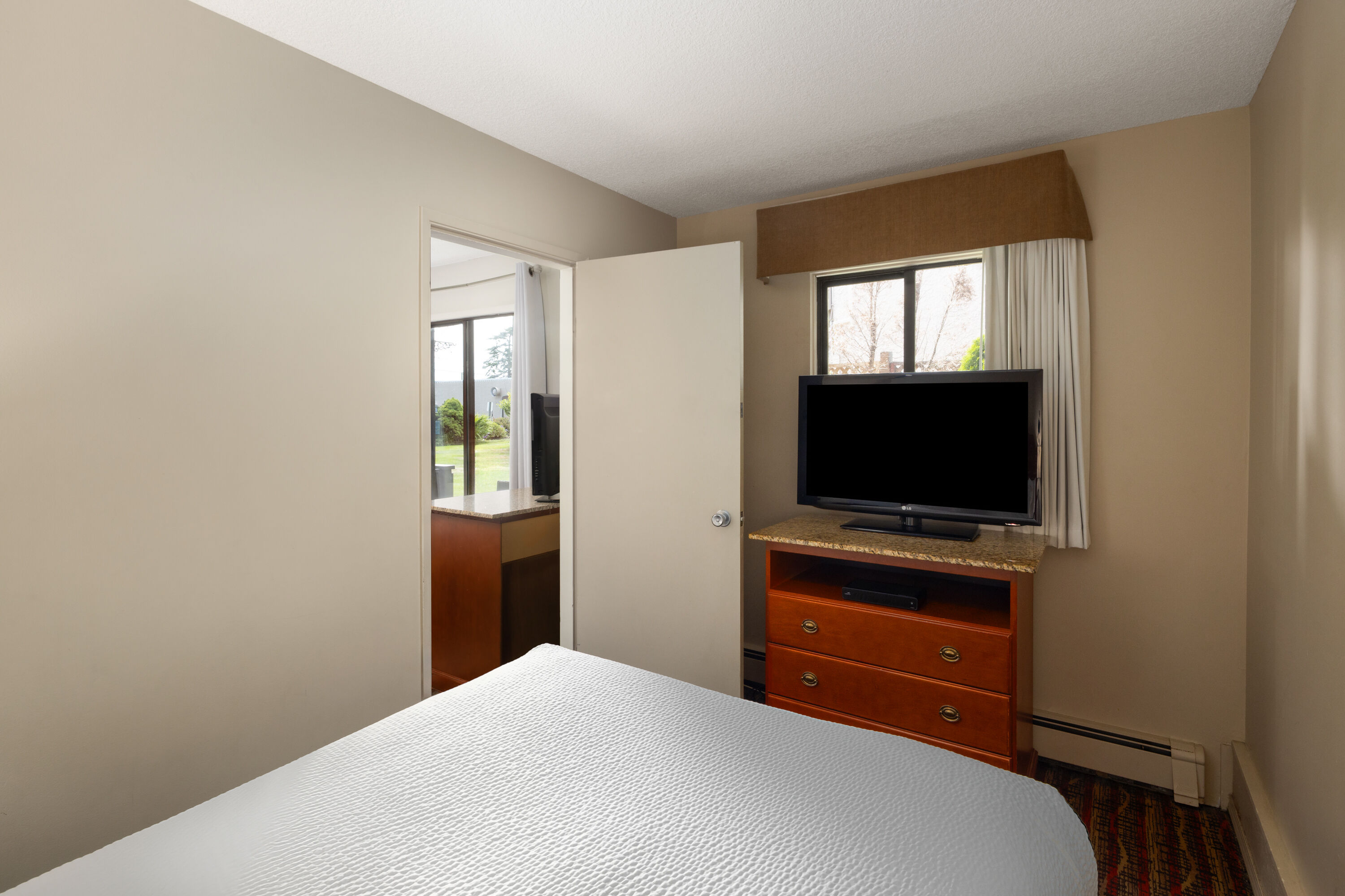 Ramada by Wyndham Campbell River suite in Campbell River, British Columbia
