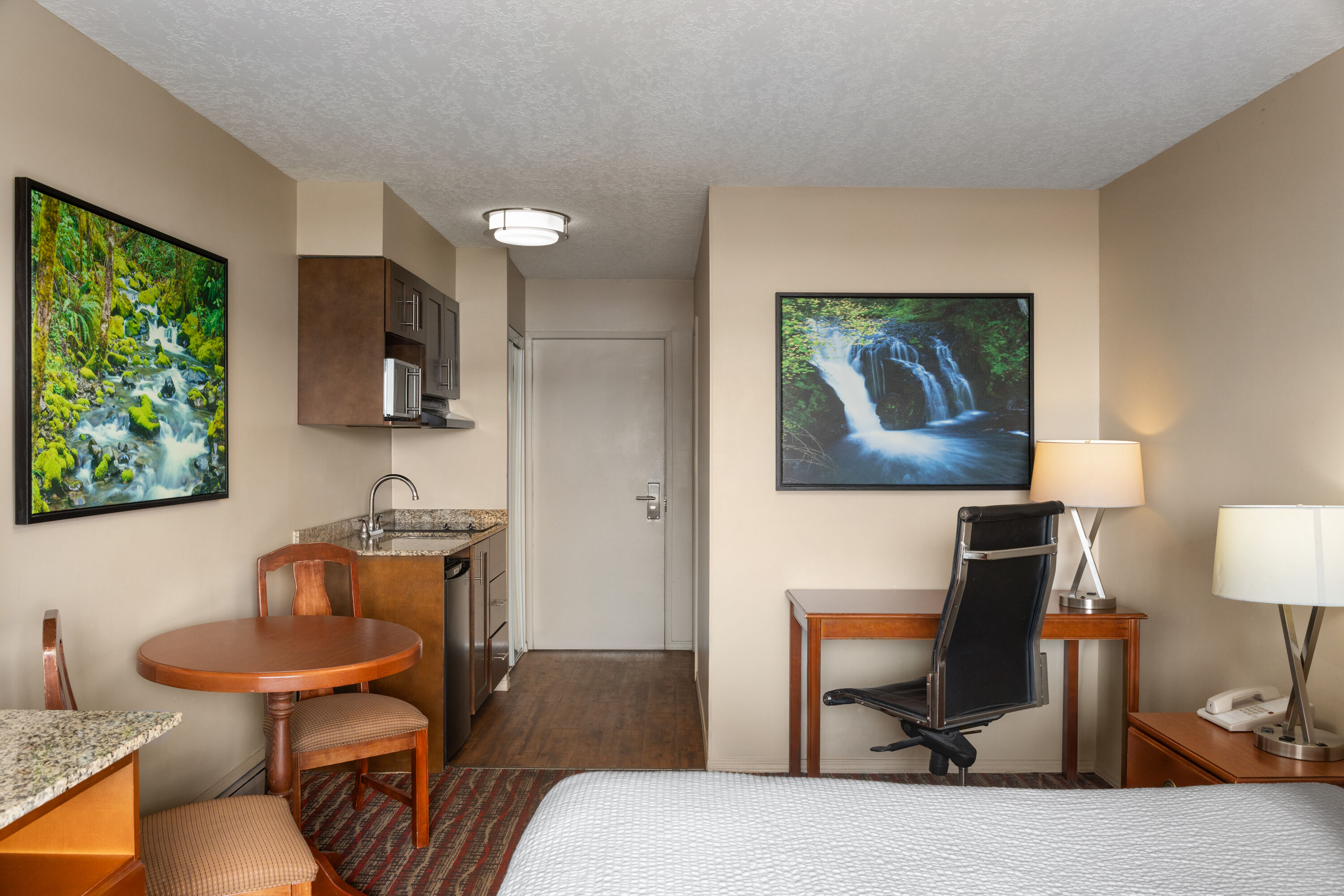 Ramada by Wyndham Campbell River suite in Campbell River, British Columbia