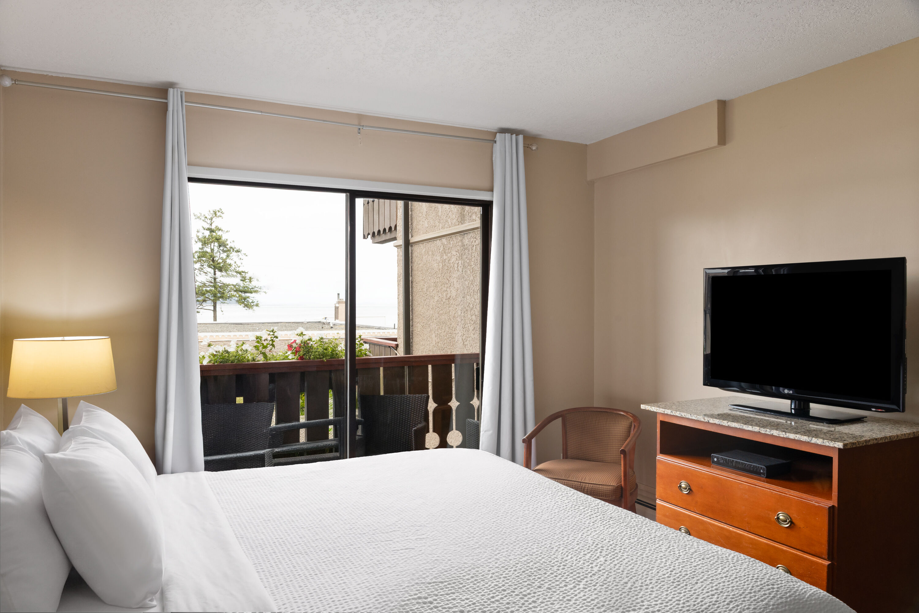 Ramada by Wyndham Campbell River suite in Campbell River, British Columbia