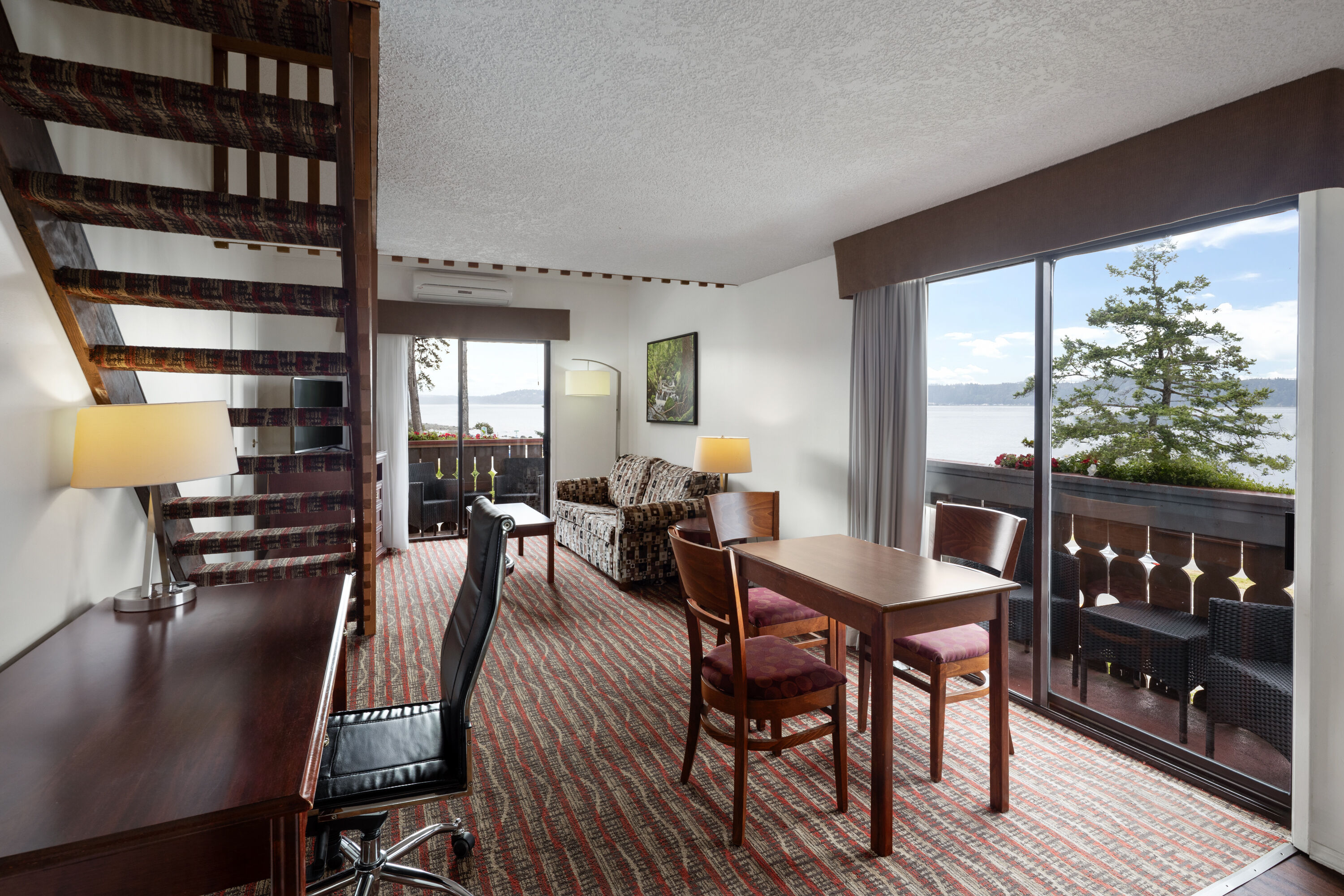 Ramada by Wyndham Campbell River suite in Campbell River, British Columbia