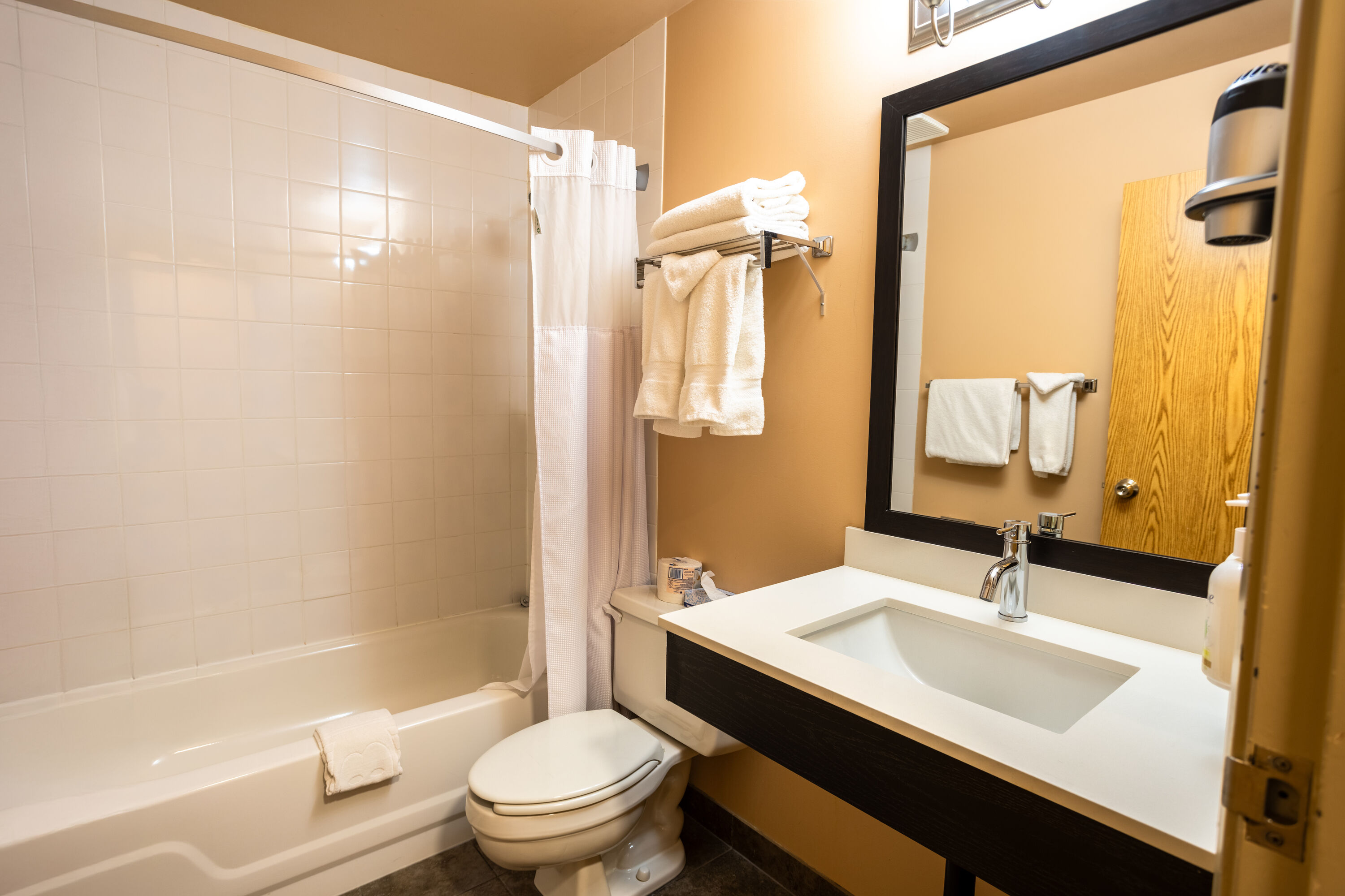 Guest room bath at the Ramada by Wyndham Cranbrook in Cranbrook, British Columbia