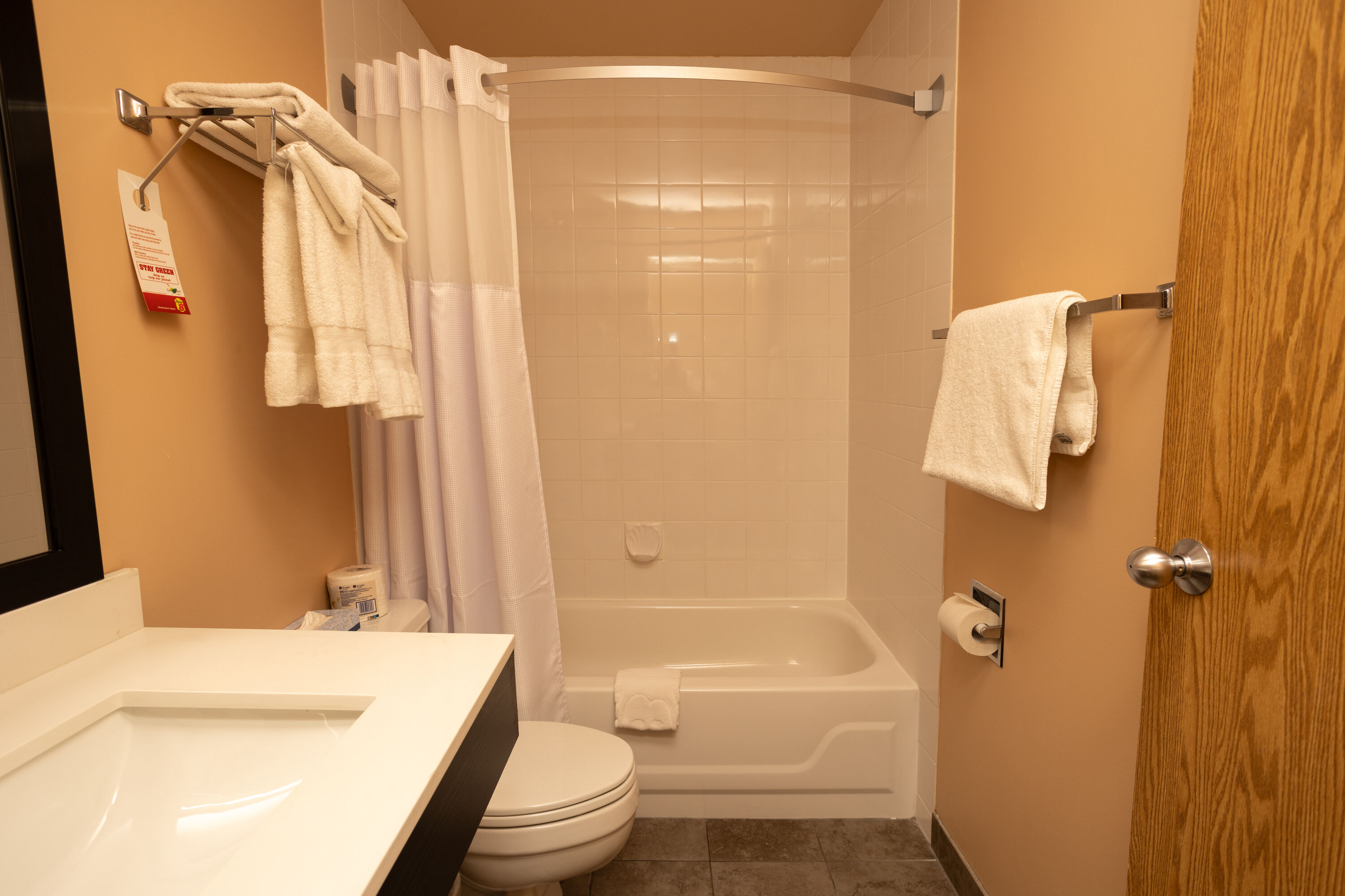 Guest room bath at the Ramada by Wyndham Cranbrook in Cranbrook, British Columbia