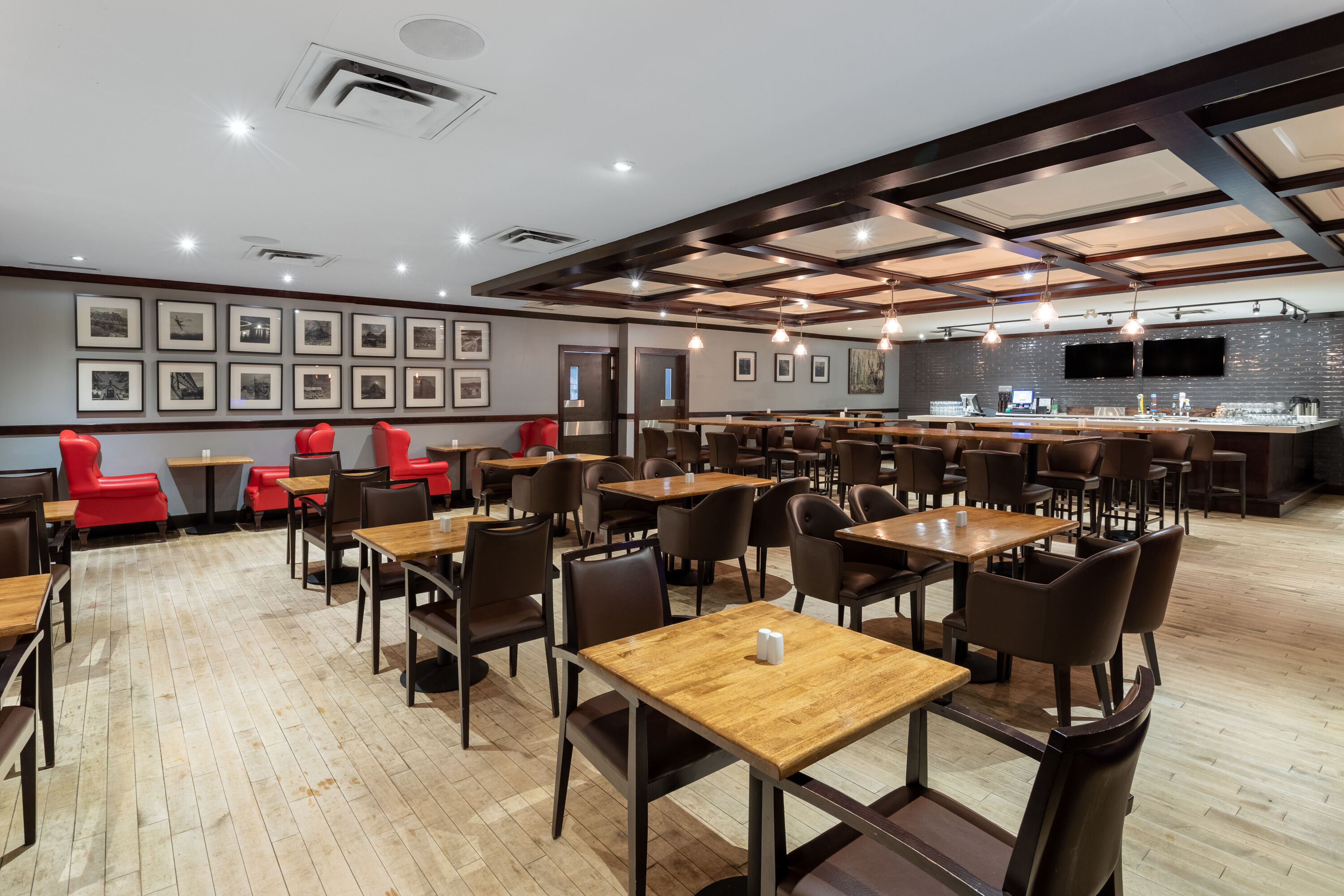Ramada by Wyndham Northern Grand Hotel & Conference Centre bar and grill in Fort St John, British Columbia