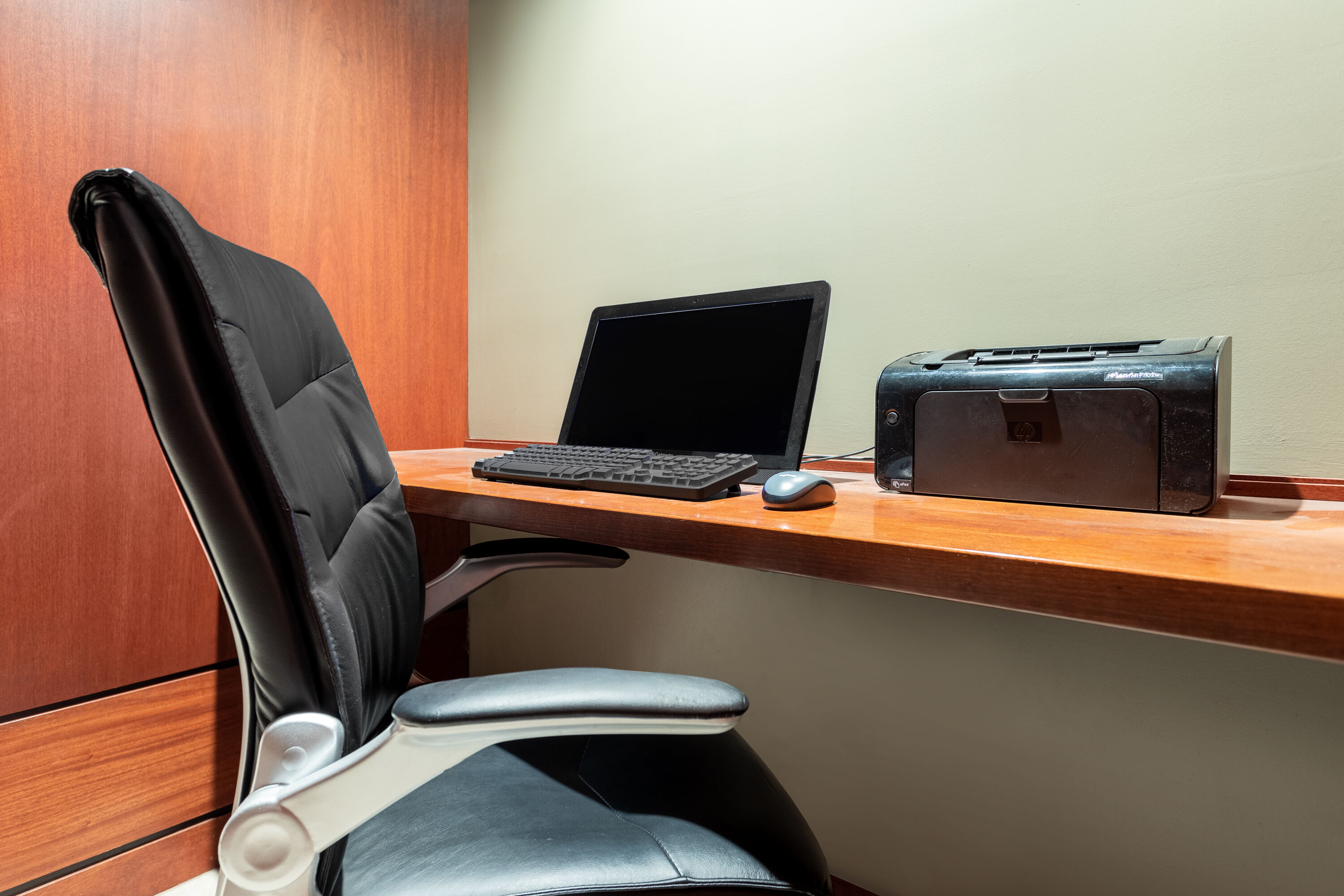 Ramada by Wyndham Northern Grand Hotel & Conference Centre business center in Fort St John, British Columbia