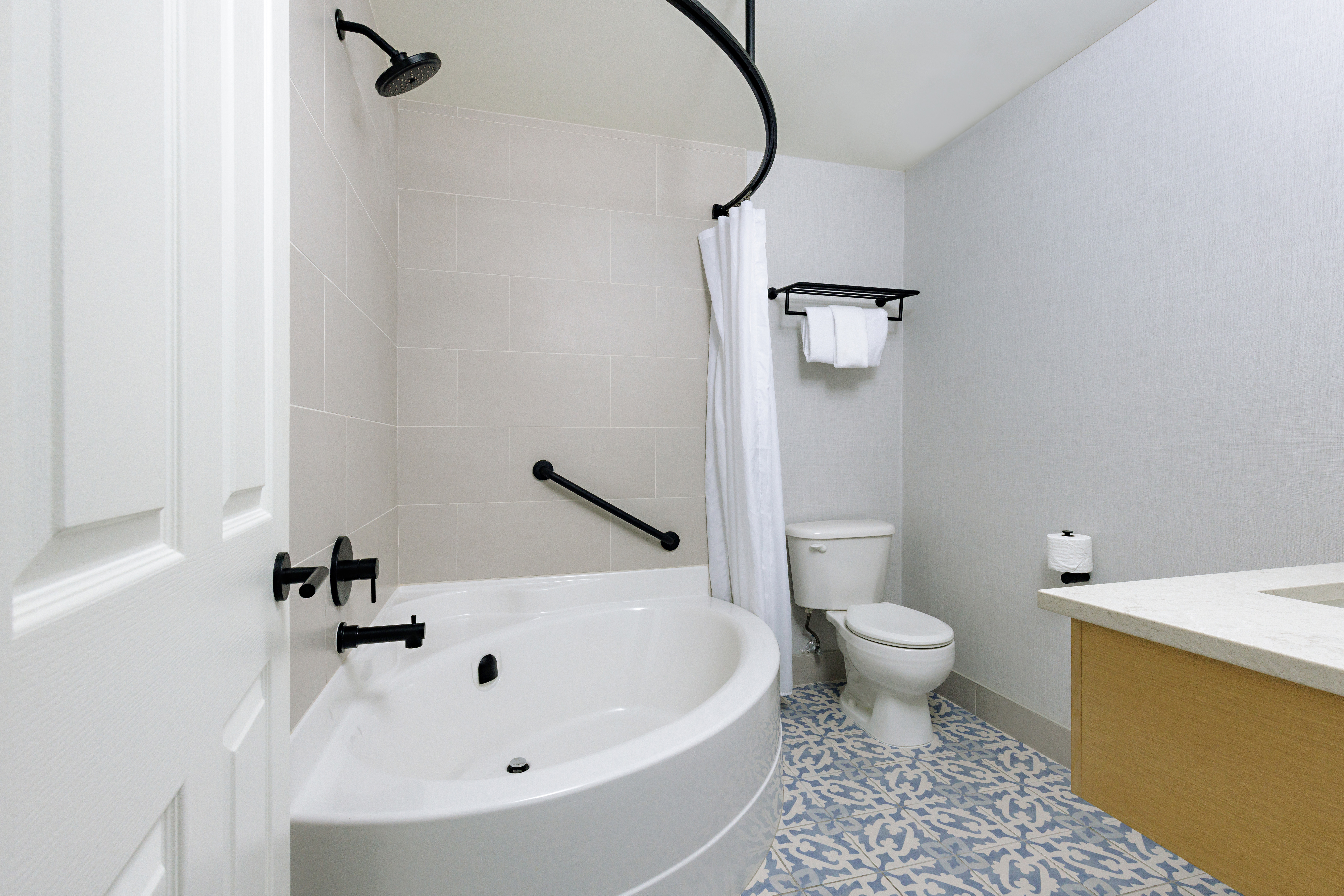 Guest room at the Balcomo, a Ramada by Wyndham in Penticton, British Columbia