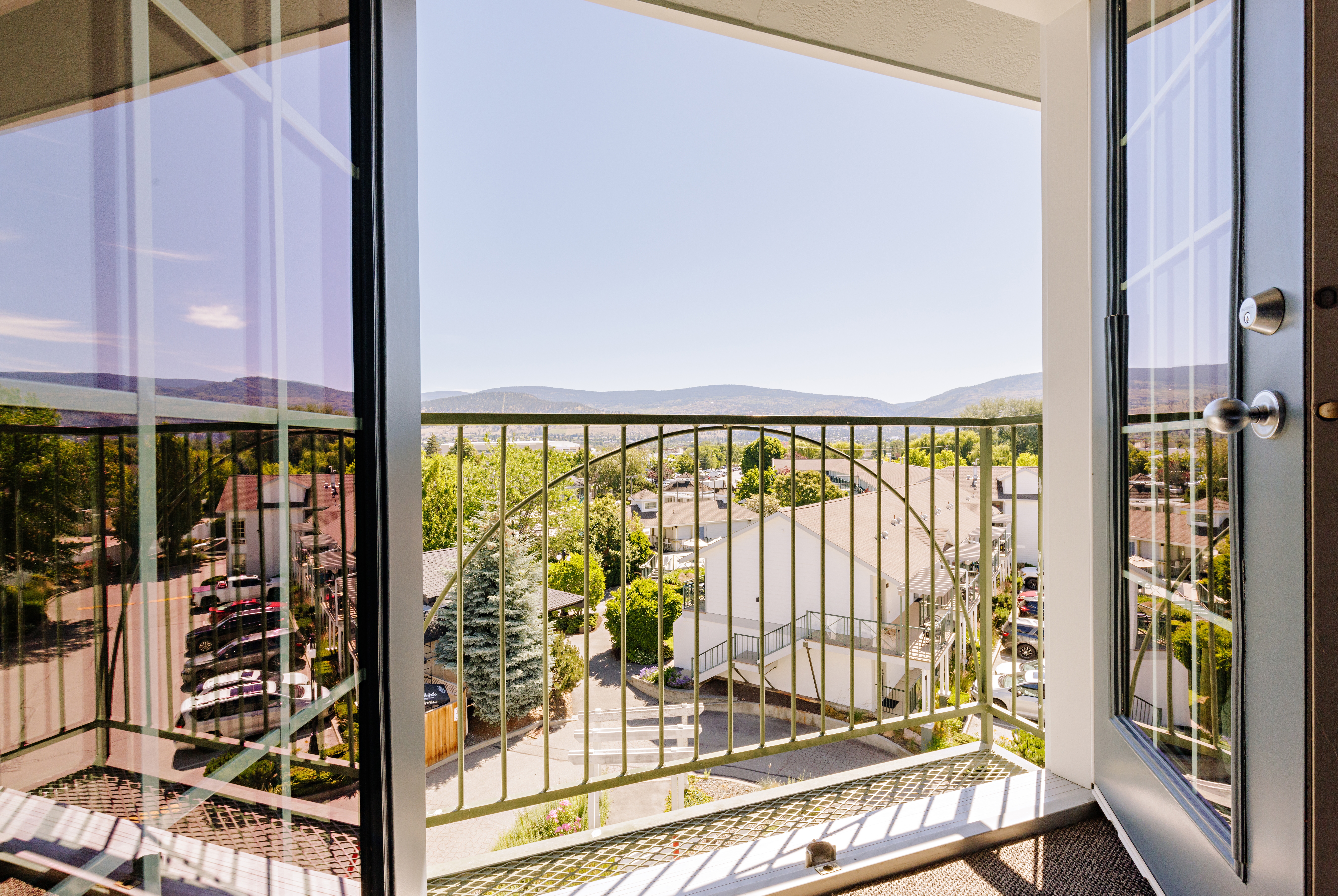 Guest room at the Balcomo, a Ramada by Wyndham in Penticton, British Columbia