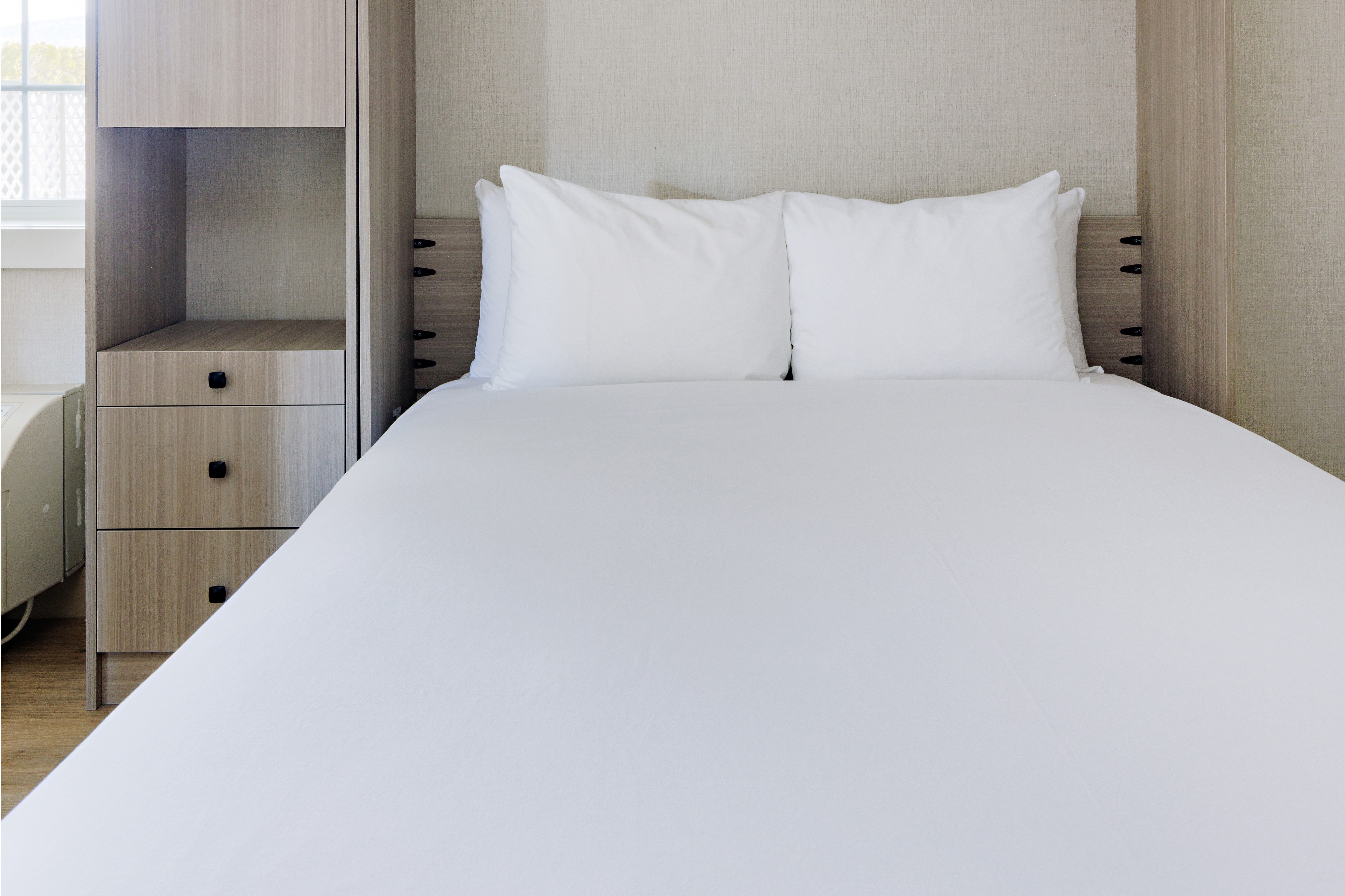 Guest room at the Balcomo, a Ramada by Wyndham in Penticton, British Columbia