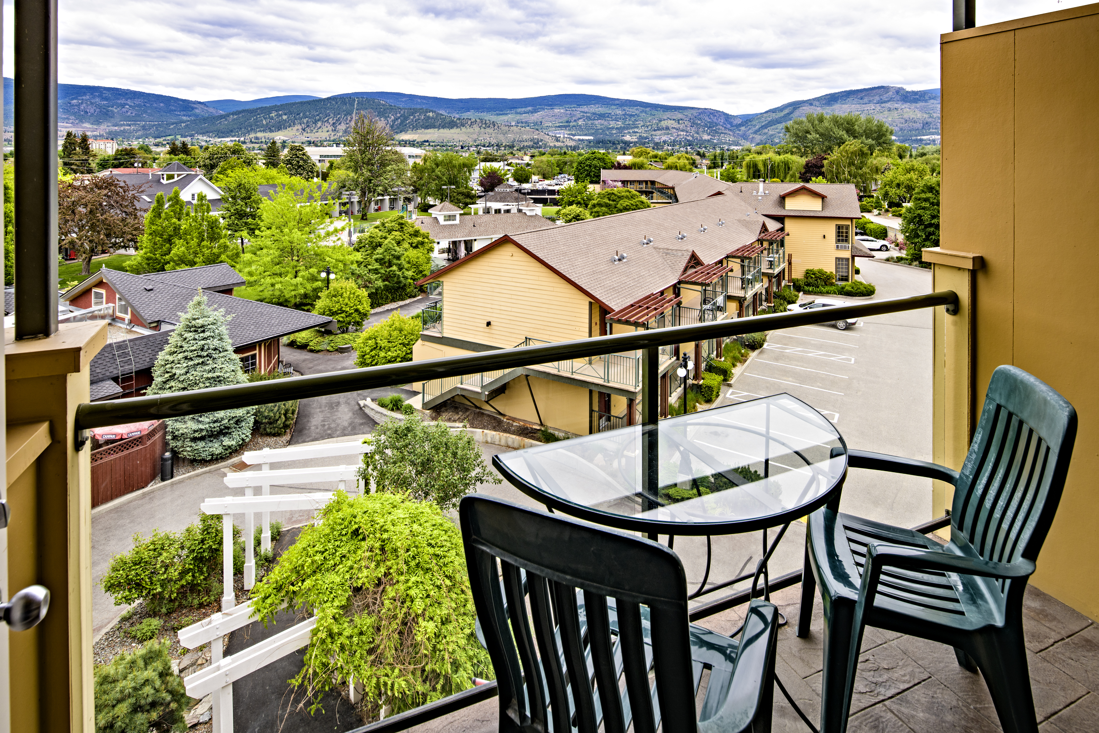 Guest room at the Balcomo, a Ramada by Wyndham in Penticton, British Columbia