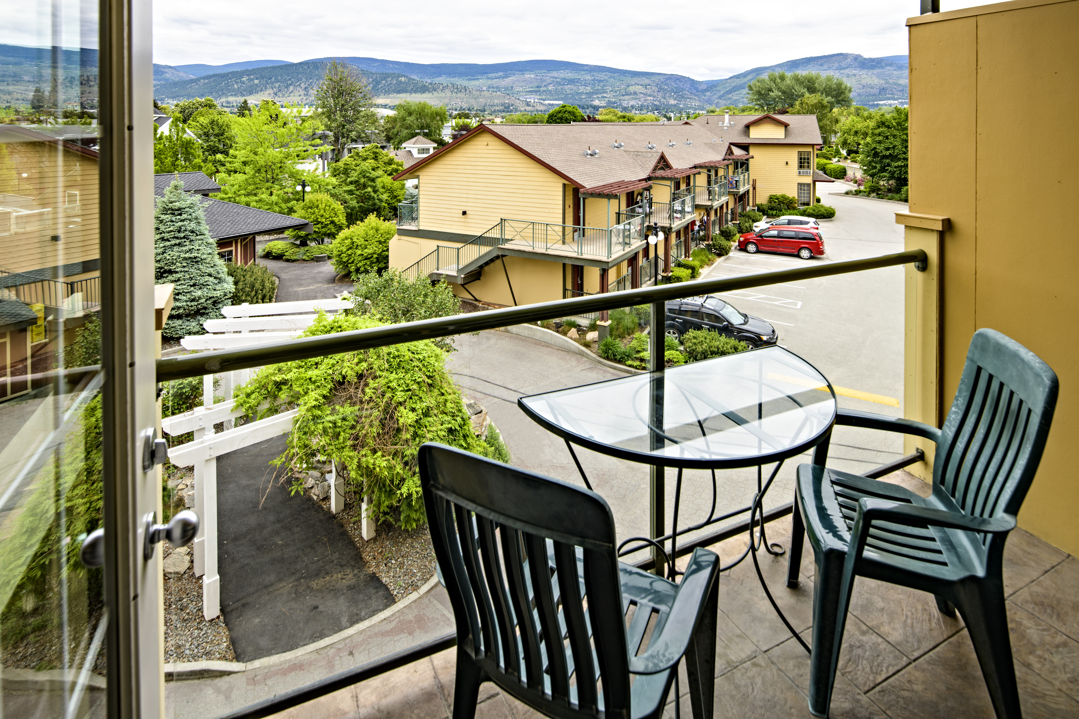 Guest room at the Balcomo, a Ramada by Wyndham in Penticton, British Columbia