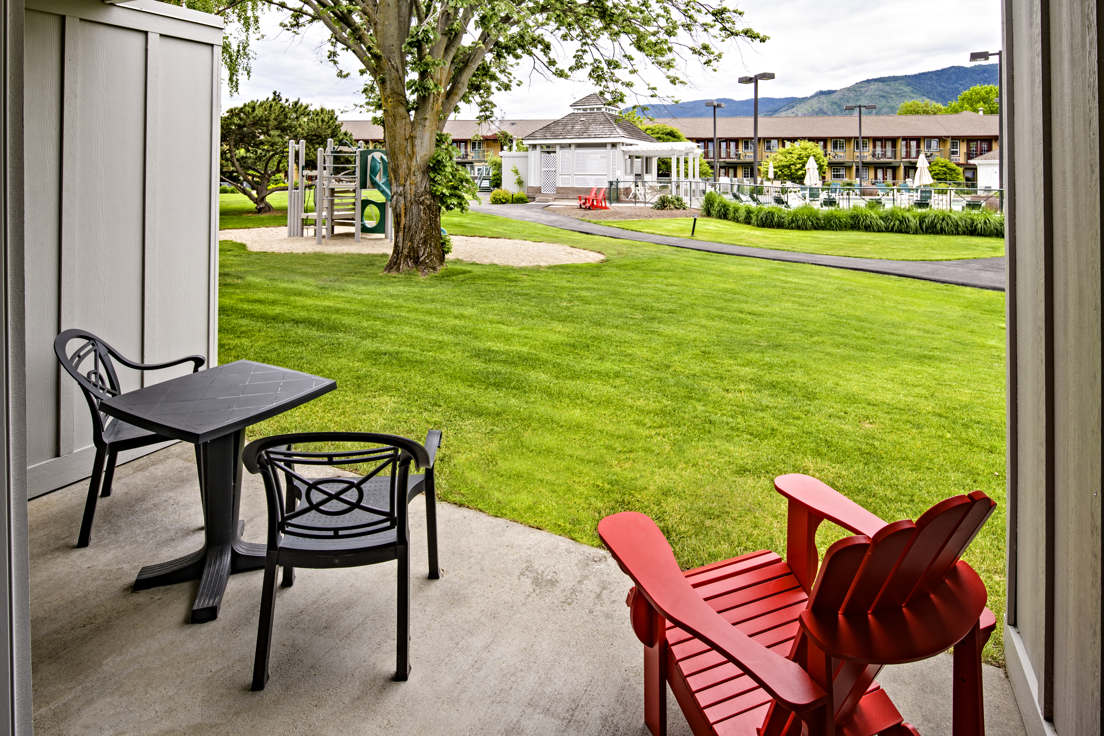 Guest room at the Balcomo, a Ramada by Wyndham in Penticton, British Columbia