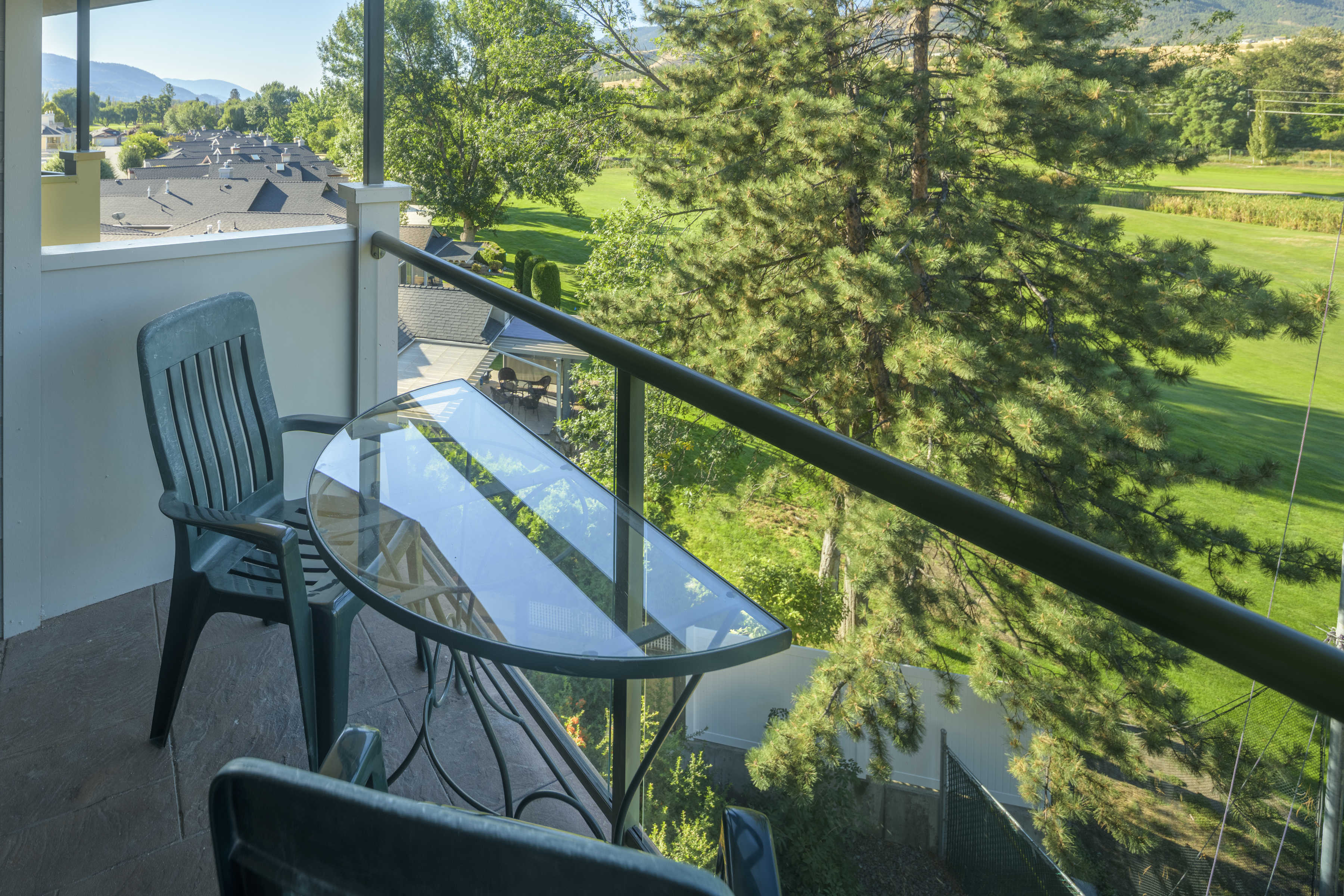 Guest room at the Balcomo, a Ramada by Wyndham in Penticton, British Columbia