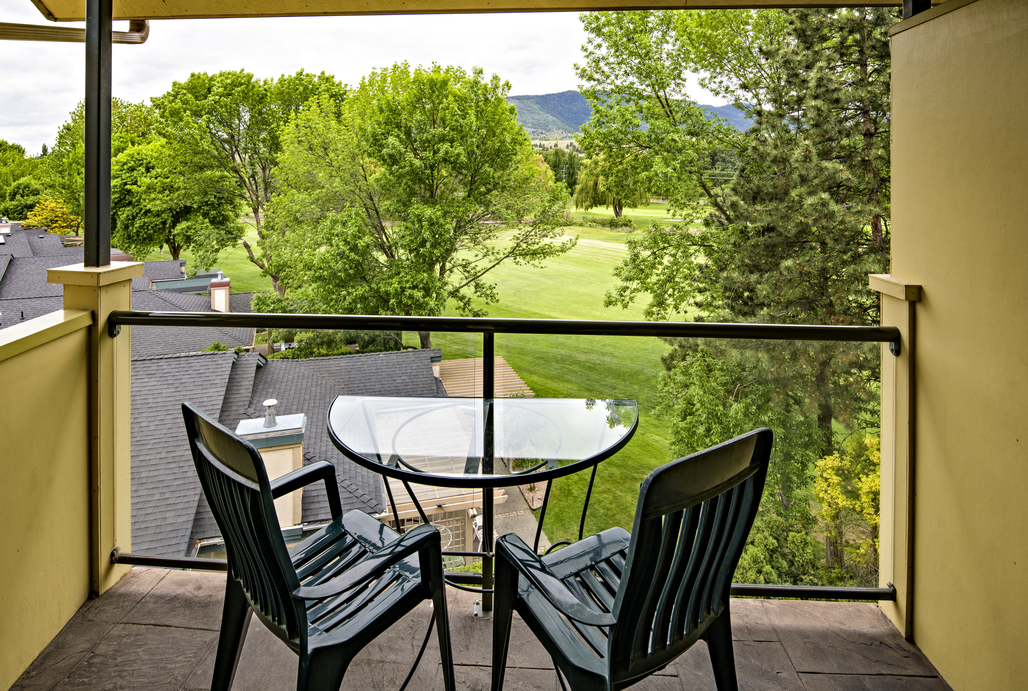 Guest room at the Balcomo, a Ramada by Wyndham in Penticton, British Columbia