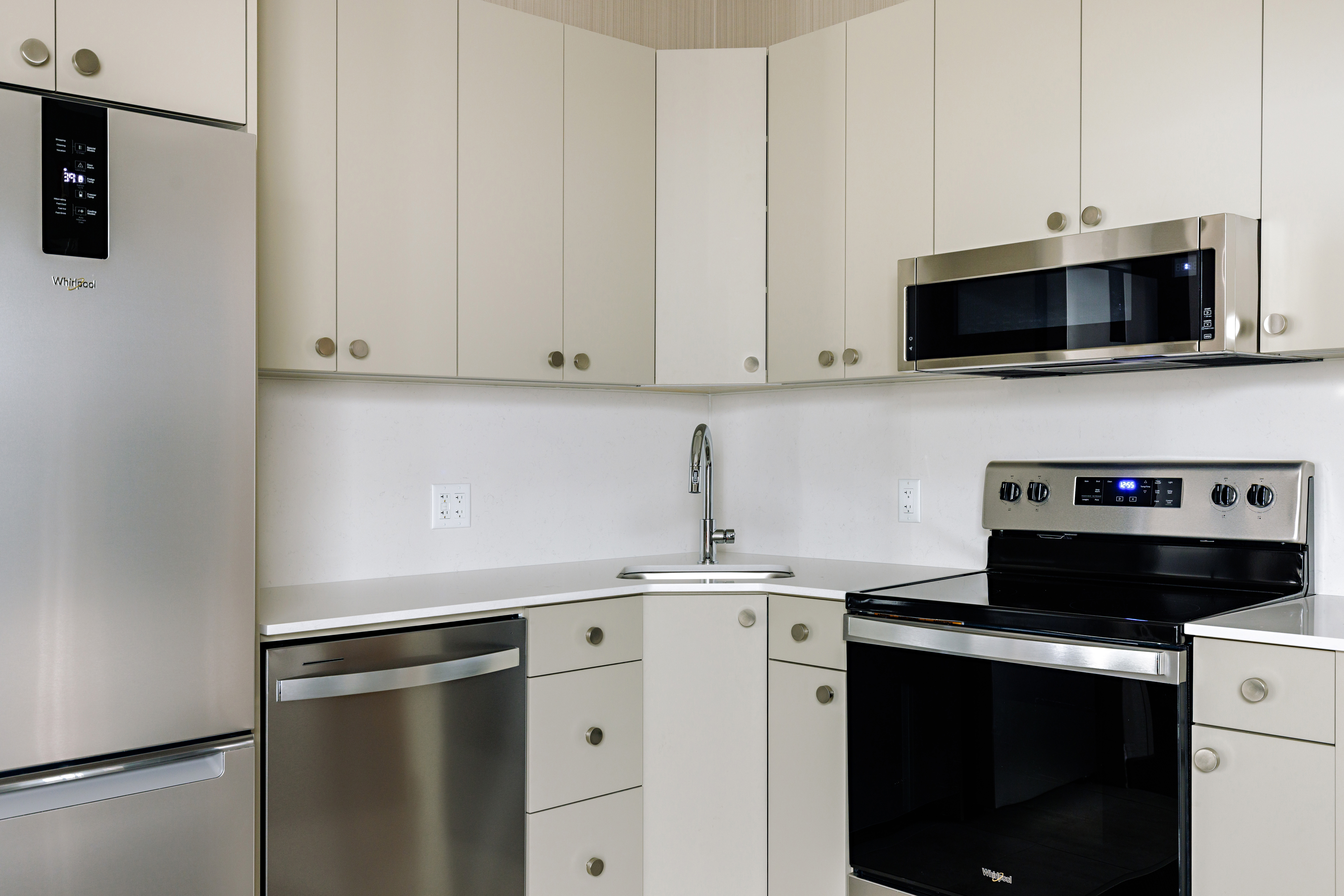 Guest room at the Balcomo, a Ramada by Wyndham in Penticton, British Columbia